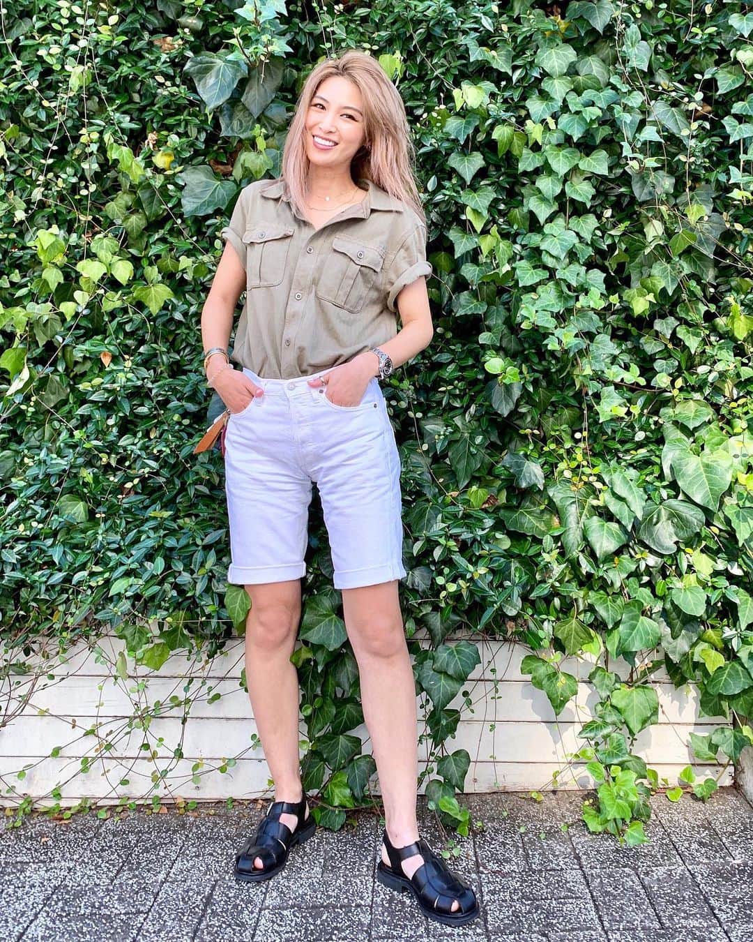 月本えりさんのインスタグラム写真 - (月本えりInstagram)「まだ夏なの嬉しい😆 ヘリンボーンのシャツ着たけど暑いw 服装ミス🤣 #ootd #outfit #fashion #styling #shorts #herringbone #shorts #levis #white #paraboots #sandals #endofsummer #mensfashion #ericore」9月7日 14時27分 - eritsukimoto