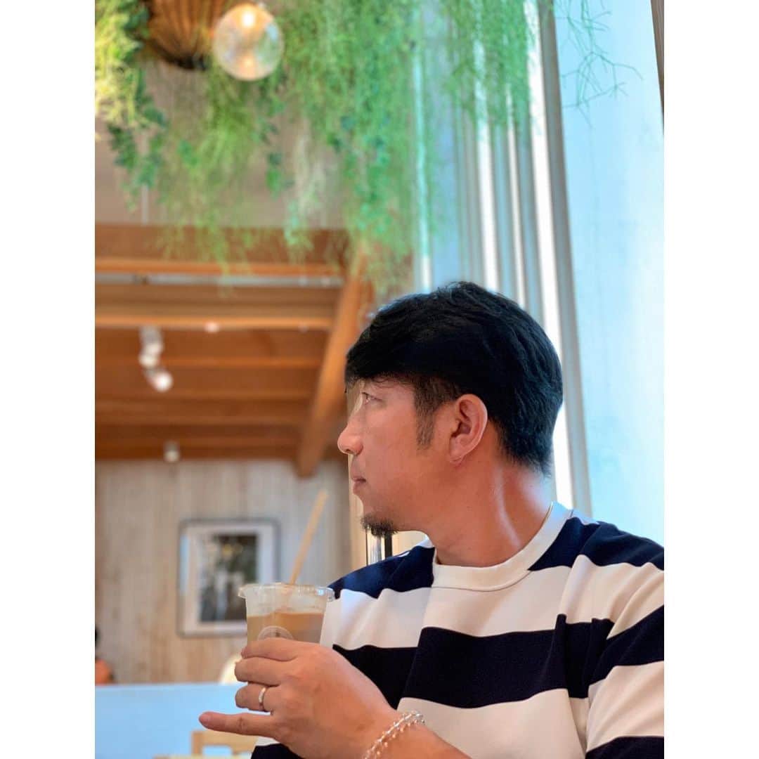 多村仁志さんのインスタグラム写真 - (多村仁志Instagram)「#Lunch #🍛 #🥪 #icesoylatte #こういう美 #小指 in #RHCcafe #パクチー多め #苦手 😱」9月7日 14時29分 - hit_tamu