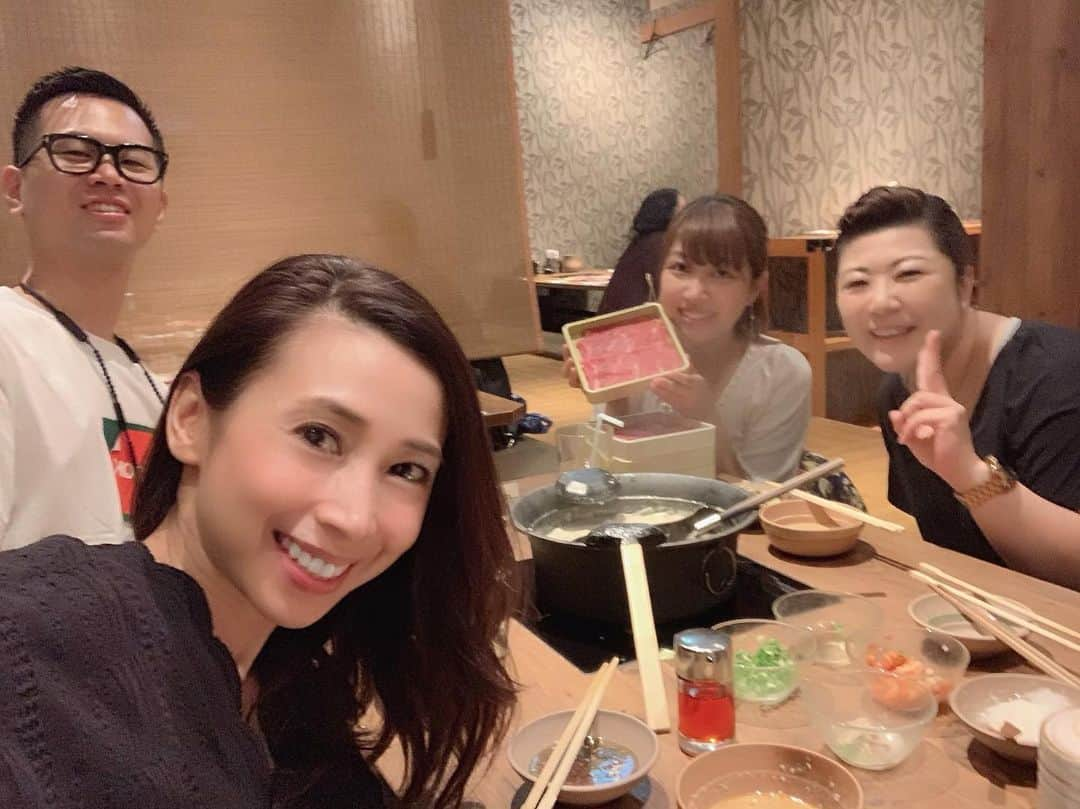 中野公美子さんのインスタグラム写真 - (中野公美子Instagram)「チームよしもと定例会！ 今回は、しゃぶしゃぶ😋 勢い余ってお肉を沢山注文して、 食べれる⁉️ってなったけど、 美味しくて楽しくて 綺麗に完食しました👏 なぜかマネージャーさん2人は、 最初にシメを頼みがちです（笑）  こうして集まれるの嬉しい☺️ また定例会しましょう🎶  #チームよしもと #定例会 #楽しい仲間 #しゃぶしゃぶ #美味 #お肉大好き」9月7日 14時49分 - kumikorion