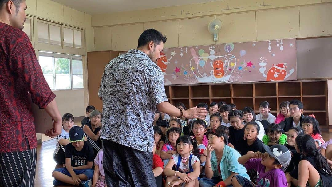 山根和馬さんのインスタグラム写真 - (山根和馬Instagram)「DCP ダンコミプロジェクト 鹿児島県曽於市アゲアゲ ダンコミYouTubeチャンネルに映像公開しました！！ 2019.09.16〜17開催 鹿児島県曽於市、総勢50人越えの子供達、ダンコミファミリーと濃厚な2日間、短い時間の中でひとつの映像作品を作り上げていくこのプロジェクト、今回、たからべ森の学校でのダンコミチャレンジ、50人が教室から校庭に踊りながら大移動しながら展開していくワンカットのダンス撮影は僕の想像を越える困難なものでした。しかし、みんなの成功させようとする気持ち、団結力が発想力となり成功へと導いてくれました。今回は地域おこし協力隊として鹿児島曽於市で活動している僕の10代の頃からのダンス仲間のおかげでダンコミ開催することが出来、それもダンスのおかげ、一生懸命打ち込んでた瞬間を共有しているとずっと会っていなくても何も変わらず再開が出来る、ほんとダンスのチカラってすごいなと思います。そして我ながらこのプロジェクトは最&高だなって思う、だって2日間で友達が50人増えるんだよ。みんなの笑顔と駄々こねてる顔が忘れられない、また会おうね、みんな。何事にも遠慮せずに突き進め！！一歩百歩アゲアゲで踏み出して行こうぜ！！ #鹿児島そおしアゲアゲ #鹿児島県 #曽於市 #ダンコミプロジェクト‪ #地域おこし協力隊 #曽於市総合大学‬ #たからべ森の学校 #純悪 #阿部亮平 #山根和馬 @abe_ryohei_ @yuto_baba_ @_malihini_  @miwachin55」9月7日 14時49分 - kazuma_yamane_sp