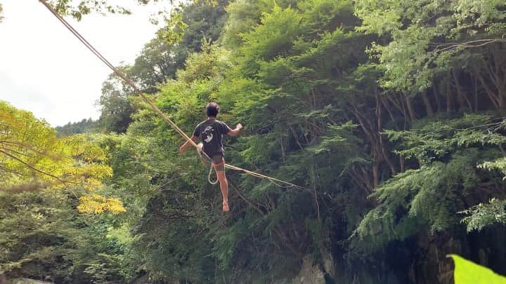 大杉徹のインスタグラム：「良い位置に入れば簡単なんだけど中々。  #slacklineresearch #slacktivity #gibbonslacklines #shoulderstand #balance #yoga #highlining #スラックラインリサーチ #スラックライン #バランス #ハイライン #ロングライン」