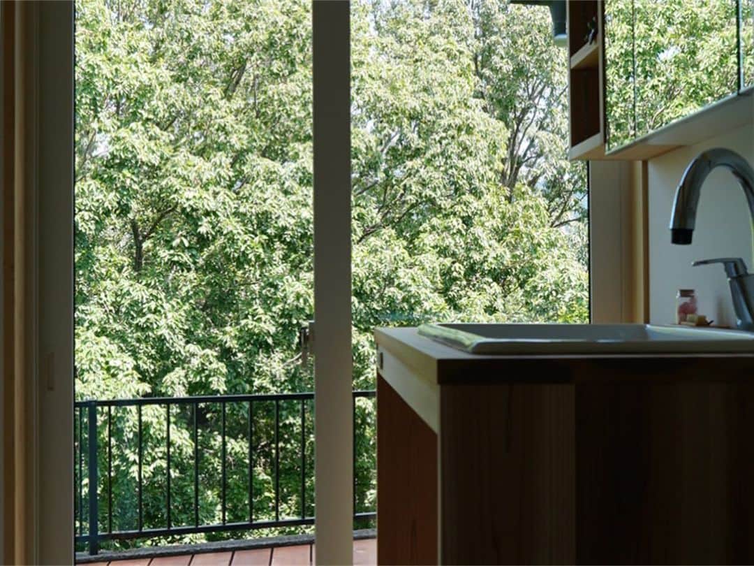 シーエッチ建築工房 さんのインスタグラム写真 - (シーエッチ建築工房 Instagram)「⠀⠀⠀⠀⠀⠀ 9月に入りまだまだ夏陽気  本日は川西市にて 「緑薫るウッドデッキの家」 完成見学を開催中です！  森の景色が楽しめるこちらのお家。 ダイニングキッチン、ウッドデッキと 家族が憩うスペースだけではなく、 ⠀⠀⠀⠀⠀⠀ 洗面や、ロフトの窓からも 緑に覆われていて、ここが住宅街 ということを忘れてしまいます。  家づくりをお考えみなさま どうぞお気軽にお問い合わせください。 ================== ⠀⠀⠀⠀⠀⠀⠀⠀⠀⠀⠀⠀⠀⠀⠀⠀⠀⠀⠀⠀⠀⠀⠀⠀ 【完成見学会開催】 「緑薫るウッドデッキの家」川西市 （完全予約制） ⠀⠀⠀⠀⠀⠀⠀⠀⠀⠀⠀⠀⠀⠀⠀⠀⠀⠀⠀⠀⠀⠀⠀⠀ ■ 日程　2019年 9月 7日(土)・8日(日) ■ 時間　10:30～16:00（15:30受付終了） ■ 場所　兵庫県川西市 ◇ 建坪18坪 ※川西能勢口駅から車で約10分 ⠀⠀⠀⠀⠀⠀⠀⠀⠀⠀⠀⠀⠀⠀⠀⠀⠀⠀⠀⠀⠀⠀⠀⠀ ◎お申込みはこちらから◎ https://www.ch-wood.co.jp/event/2019/06/01172427.html ──────────── 株式会社シーエッチ建築工房 兵庫県宝塚市仁川台76番地 0798-52-8863 https://www.ch-wood.co.jp ──────────── @ch_kenchiku 広報スタッフ募集中♪ 詳しくはお問い合わせください！ ⠀⠀ ⠀⠀ #木の家 #注文住宅 #新築 #一戸建て#家づくり #住まい #暮らし #日々のこと #マイホーム #たからづかな生活#ときめく日々がたからもの宝塚 #宝塚市 #西宮市 #伊丹市 #川西市 工務店 #自然素材 #国産材 #暮らしを楽しむ #自然と暮らす #こどもと暮らす #季節を楽しむ #朝食 #キッチン #夏休み #家庭菜園 #暑さ対策 #花火 #宝塚カフェ #お散歩 #健康」9月7日 15時05分 - ch_kenchiku