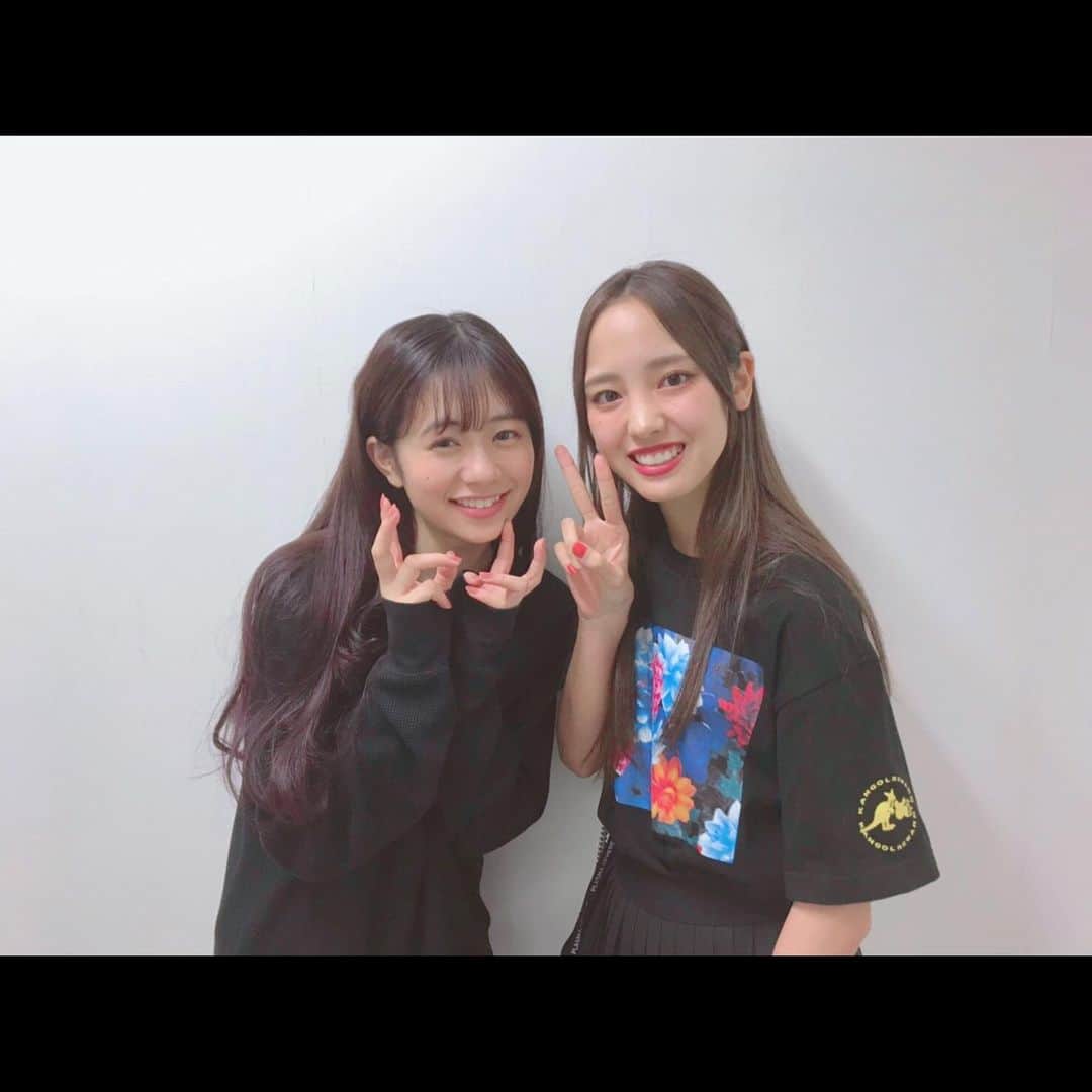 飯窪春菜のインスタグラム：「🌼💓🌼 ・ ・ 銀岩塩vol.4 「ABSO-METAL」〜価値×時間＝幸せのメダル〜 観に行ってきました〜☺️ 「都立水商~令和~」で一緒だったフェアリーズ伊藤萌々香ちゃんが出演している舞台💓 久しぶりに会えて嬉しかったし、とにかく可愛かったです🥺 ももかちゃんの可愛い歌声たくさん聞けるし、華奢で小柄なももかちゃんの可愛さがめちゃめちゃに光ってました🥺可愛すぎて悶絶だったし相手役の方に嫉妬しちゃう！笑 ・ ・ そして岩田有弘さんともお写真撮りました〜！ 銀岩塩は、むかし舞台「ごがくゆう」でお世話になった劇団「大人の麦茶」の方がたくさん関わっているので、お会いできて嬉しかったです！私も出たい〜〜💨 写真は撮れませんでしたが、和泉宗兵さんにもお会いできました🌼 脚本の塩田泰造さんにもお会いしたかった…！ ・ お話も演出もすごく面白くて、パワフルで、続きがとっても気になります！！ダークアクションファンタジーなのかな、大好きな世界観でした☺️🌸 明日の千穐楽まで、皆さんお体に気をつけてください〜〜🌱 ・ ・ ・ #銀岩塩 #absometal  #伊藤萌々香  #フェアリーズ  #岩田有弘  #舞台  #Tシャツ は #kangolreward  #コラボ #はるなの毎日  #飯窪ってる」