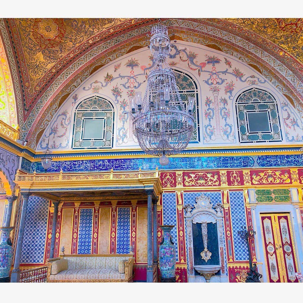 竹内里奈さんのインスタグラム写真 - (竹内里奈Instagram)「🇹🇷トルコ旅行✈️ 今日帰国しました😊 イスタンブールの宮殿やモスクの中は こんな感じです🕌✨ イスラムとキリスト、両方の文化が 感じられて、スケールの大きさや緻密な設計デザインに感激しました💕 4枚目は王様のお部屋👑 こんな煌びやかなお部屋でどんな生活をしてたのかな？現代にも大切に残されていることが本当に素晴らしい👏  #トルコ旅行 #イスタンブール #旅行好き #海外旅行 #トルコ好き #ハギアソフィア #アヤソフィア #トプカプ宮殿 #女子旅 #女子アナ #フリーアナウンサー #竹内里奈」9月7日 15時11分 - rina.takeuch