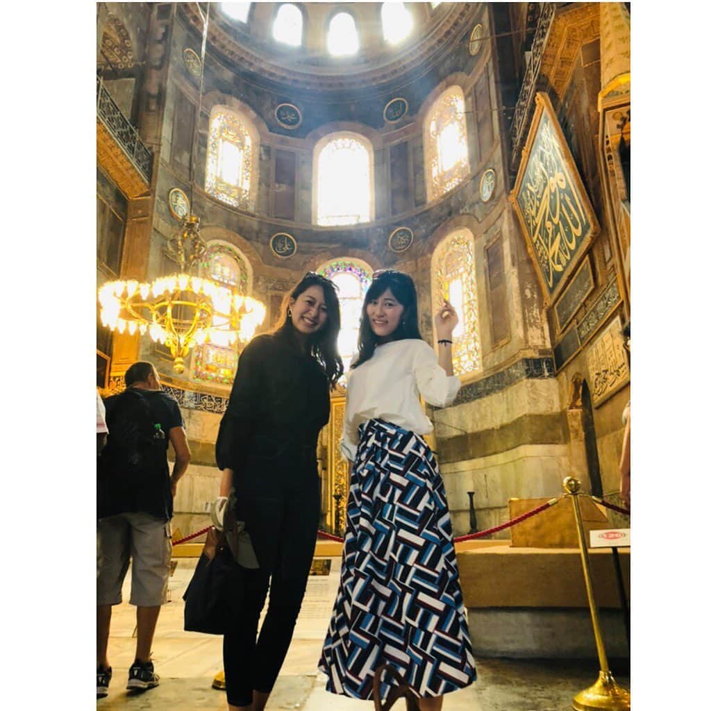 竹内里奈さんのインスタグラム写真 - (竹内里奈Instagram)「🇹🇷トルコ旅行✈️ 今日帰国しました😊 イスタンブールの宮殿やモスクの中は こんな感じです🕌✨ イスラムとキリスト、両方の文化が 感じられて、スケールの大きさや緻密な設計デザインに感激しました💕 4枚目は王様のお部屋👑 こんな煌びやかなお部屋でどんな生活をしてたのかな？現代にも大切に残されていることが本当に素晴らしい👏  #トルコ旅行 #イスタンブール #旅行好き #海外旅行 #トルコ好き #ハギアソフィア #アヤソフィア #トプカプ宮殿 #女子旅 #女子アナ #フリーアナウンサー #竹内里奈」9月7日 15時11分 - rina.takeuch