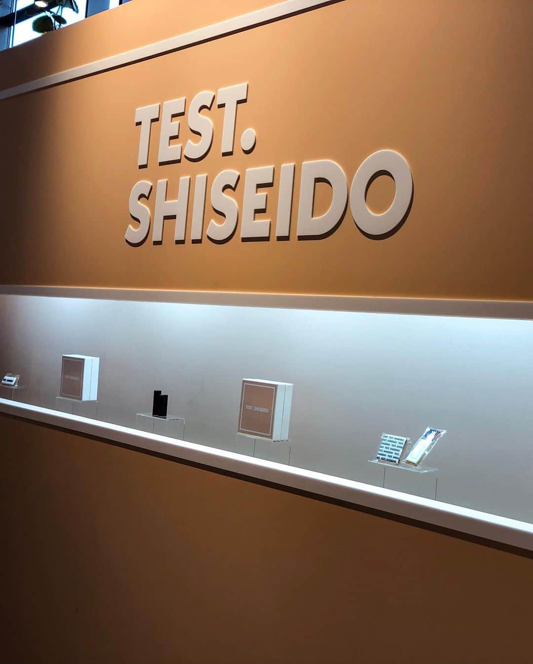 堀舞紀さんのインスタグラム写真 - (堀舞紀Instagram)「💄 @shiseido  @shiseido  限定イベントにひと足お先に🏃‍♂️ . . . . コスメに無頓着すぎる私が 年齢を重ねるにつれて ファンデーション迷子ッ . 同じような悩みを持つ人のために✔️ . ✔️黒くて日本にあるファンデだと白浮きしてしまう。 ✔️毛穴目立ってきた。 ✔️汗で崩れる。 ✔️シミソバカスを隠したい。 ✔️でも厚塗りが嫌！すっぴん風に見せたい。 ✔️軽い付け心地で艶も欲しい。 . . めちゃくちゃ ワガママ肌ぢゃないか！ と思う37歳(もーすぐ38歳)の肌悩み。 . ノーファンデぢゃないと、 合うものが見つからなくて、塗らない事が多かったんですが… これは、スンゴイ。 私ほど黒くても、 どの色をチョイスしても肌馴染みするんだって。 (はー？んなわけなかろー！と思ぃましたよ！私だって) 今の日本の技術って凄いんだね。 もはや、よくわからない！ どの色でも合っちゃうファンデーションだなんて💦 . とはいえ。 首の色に合わせて1番濃い360番を チョイスさせてもらいましたが、、、😂 . ほんのちょびーーーっと、 伸ばすだけで顔のアラがスーッと消え失せました。 肌、すっぴん風に ツルン！として。 最高でした。 . やっと自分に合うファンデーション見つけられた 気持ち❤️でとても嬉しい〜 . TEST. SHISEIDO 9/7〜9/8 表参道SO-CAL LINK GALLERY で限定イベントやってますので、 是非体感してみてほしい！！！ 日本のテクノロジー🦠 . 沢山写真あったはずなのにエアドロ失敗してて コレしか無かった🤦🏾‍♀️ . コスメの体感イベントって 勉強になるから大好きッ！！ 🙈 . #shiseidoginzatokyo  #testshiseido  #シンクロスキン #このファンデーションにあなたは何点つけますか  #私は120点 😂 #だって軽くて仕上がり最高だったんだもん 帰りがけに エスカワの時の先輩 @maimiokuwa をみつけたので触ってきました🌼 サワサワ。 歳を重ねて綺麗を更新していく人って 凄いよね、憧れるなー。 . ヲーちゃんとも遊べてルンルン 2ステップで帰りました💄 #東京物語 #ビーサンぢゃない靴を履いたよ #秋だっていうから帽子だけ被ってごまかしたよ #cosmetics  #foundation #makeup」9月7日 15時13分 - mainohori