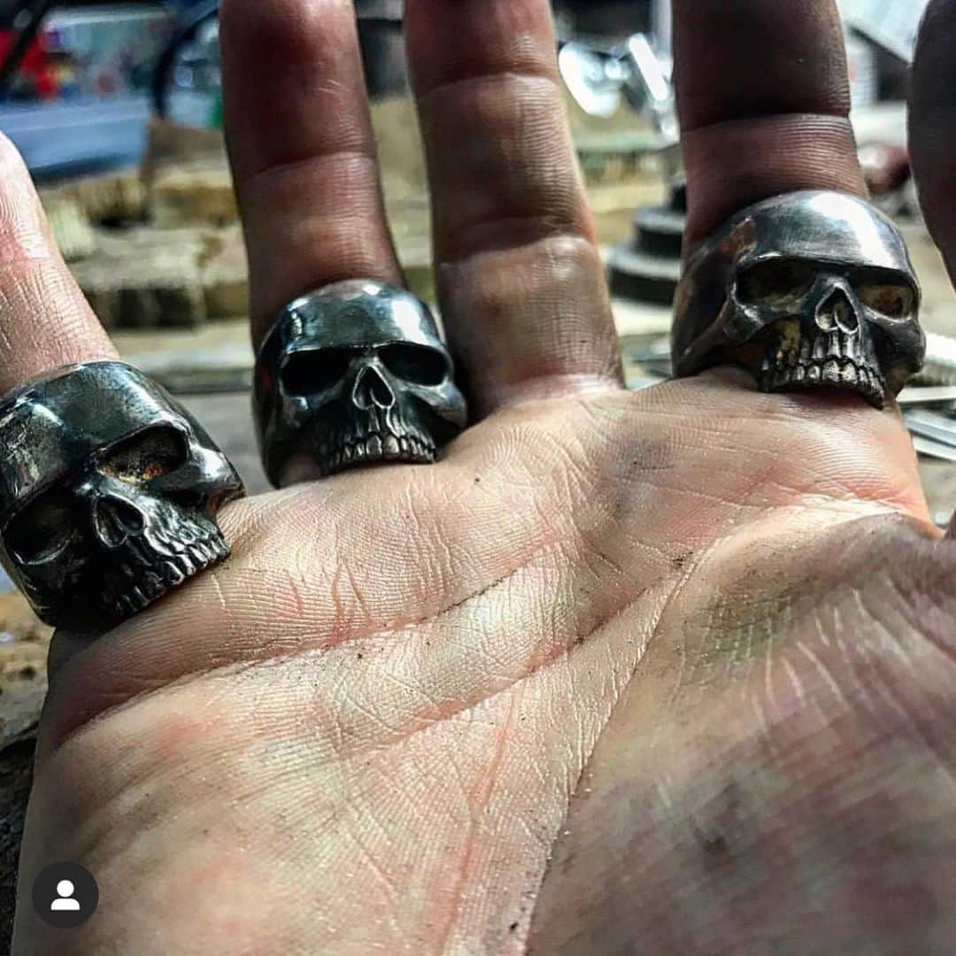 クレイジーピッグさんのインスタグラム写真 - (クレイジーピッグInstagram)「💀💀💀💀>💀 #throwback #skull #skullrings #solidsilverskulls #heavymetal #rocknrolljewellery #gothic #gothicjewellery #handfull #shiny」9月7日 15時17分 - crazypigdesignslondon