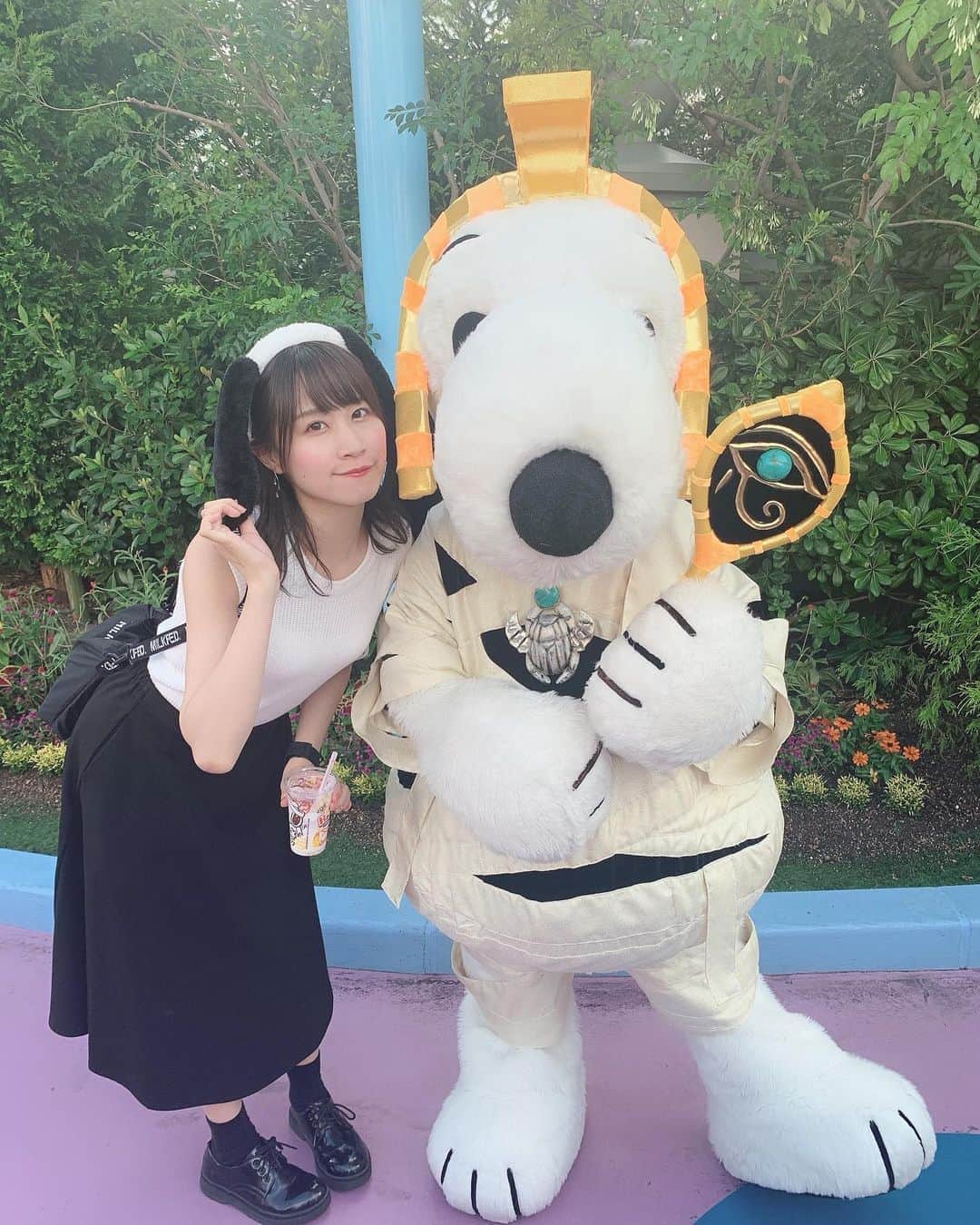 八木沙季のインスタグラム：「🐶🐶 . スヌーピーと🥺💗 包帯巻いてて可愛かったよ！！ ハロウィン仕様🎃 . #スヌーピー  #ユニバ  #腰曲げすぎ  #笑」