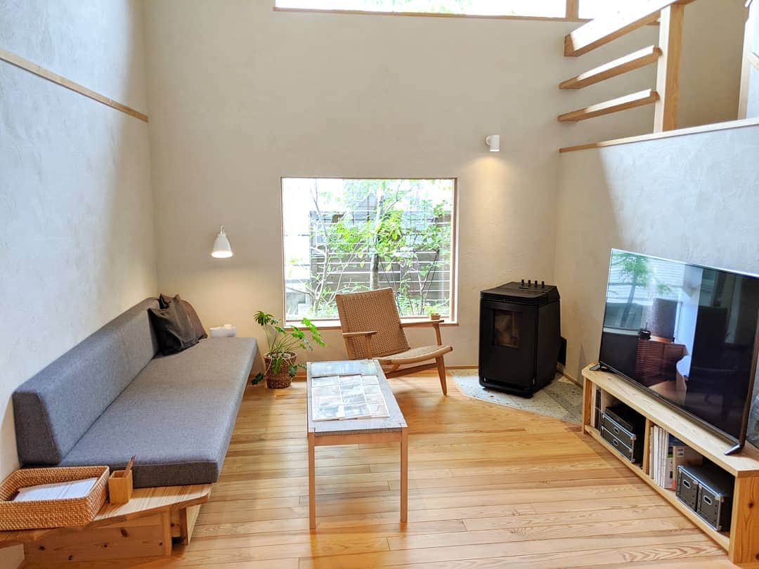 有限会社 稲葉製材住宅のインスタグラム：「どーも、今村です🤥 安成工務店様の視察の続き… 2棟見学させてもらいましたが 細かな部分のワザが仰天でした👀 ひと手間がカッコよく見せ、愛着の湧く家になるのだと実感した一日でした🏋️ #視察#研修#モデルハウス#安成工務店#家づくり#高性能#快適#かっこいい#おしゃれ#インテリア#設計#自然素材#木の家#生活動線#暮らしやすい家#使いやすい家#暮らし#田舎暮らし#家づくり#マイホーム#家#新築#リフォーム#リノベーション#工務店#熊本#玉名#山鹿#稲葉製材住宅#イナバ」