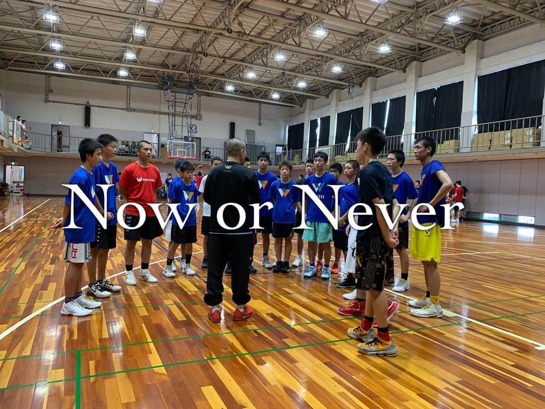 青木康平のインスタグラム：「今日から福岡県のU-15クラブの大会が始まりました。 参加チームは5チームだけですが、1番大変な組み合わせのポジションに入りました。  今日は溝口クラブと試合を行いました。 いきなりの強豪チームでした。  上手な選手が沢山いましたが、何とか勝ちました！ 勝ったこともそうですが、何より嬉しかったのはしっかりと自分達のバスケットボールが出来ていた事です。  勝因は自分達のペースでゲームを出来た事です。 練習していた事が出せました。  子供達は本当に頑張りました！  今日は今回ベンチに入っていない下級生の子も応援にきてくれたり、大分からきてくれているアカデミー生も家族で応援に来てくれたりして、本当に心強かったです💪  僕らは、応援したくなるチームを目指しています。 それに相応しいかどうかは是非皆さんで観て判断してみて下さい🙇  みんな一生懸命に頑張る子達です！  さて、明日は西福岡中学校のスタメン組と三陽中学校のスタメン組の合同チームとの試合です！  どちらとも全中のトップレベルの中学校です。 それの合同チームとの試合なんてやり甲斐しかないです😤😤😤 明日が待ちきれない！  Now or Never. #watcandc#watcandcacademy#U-15#福岡県クラブバスケットボール大会」