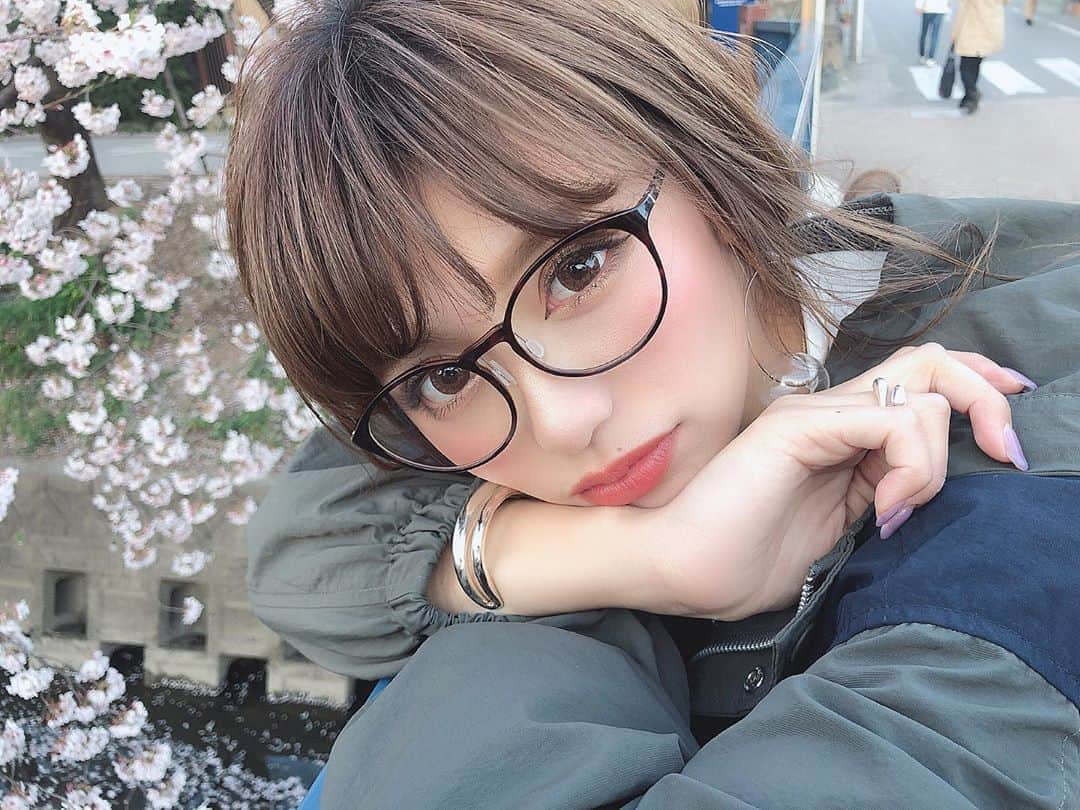 のインスタグラム：「. . いつの写真やねんやけど、エモいから←は . . 明日は、天赦日 と 一粒万倍日 と 大安 3つが重なった 2019年で最も良い日 ... ❤︎ . そんな明日は、20年間相方やゆーてやってきた 大切な大切な大切な、親友の結婚式💍 . . ハァ、今日 dear bride 聴きながら泣いた。#早ッ . . 親友の幸せに満ちた晴れ姿を見るのが 楽しみと嬉しさとちょっぴり寂しさとなぜか緊張... . . . とっておきの素敵な日になりますよーに。😌💓 . . . #結婚式 #ウェディング #ウェディングドレス #ブライダルヘアメイク #お呼ばれヘア #二次会ドレス #友人スピーチ #ド緊張 ww #めがね女子 #めがね #眼鏡 #メイク #カラコン #マツエク #Nexter #ネクスター #Nextercreatist #TOKYOcreatist #伊藤実祐 #いとうみゆ #みゆちゃい . . 肌荒れ絶好調。もぉおぉぉんなにしとんねん🤦🏻‍♀️ .」