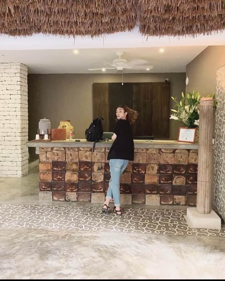 のインスタグラム：「Tulumのムービー🇲🇽は友達が納めてくれてた僕の変な顔と変な動きと途中に出てくるインディアン風を装った詐欺集団に危うく携帯を取られそうになる瞬間をまとめました。 メキシコはどこのホテルですか、とメッセージがあったんだけど @chiringuito_tulum というホテルに今回泊まりました。 是非カンクン方面からトゥルムに行った際は行ってみてね🌴」