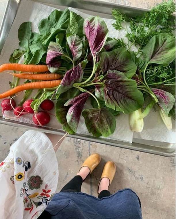 ダンスコのインスタグラム：「Veg out, it's the weekend. Thanks to @bluedoorgatherings for the awesome pic! . . . #dansko #instalove #clogs #shoes #danskos #justyourfavorites #instagood #danskostyle #comfort #newshoes」