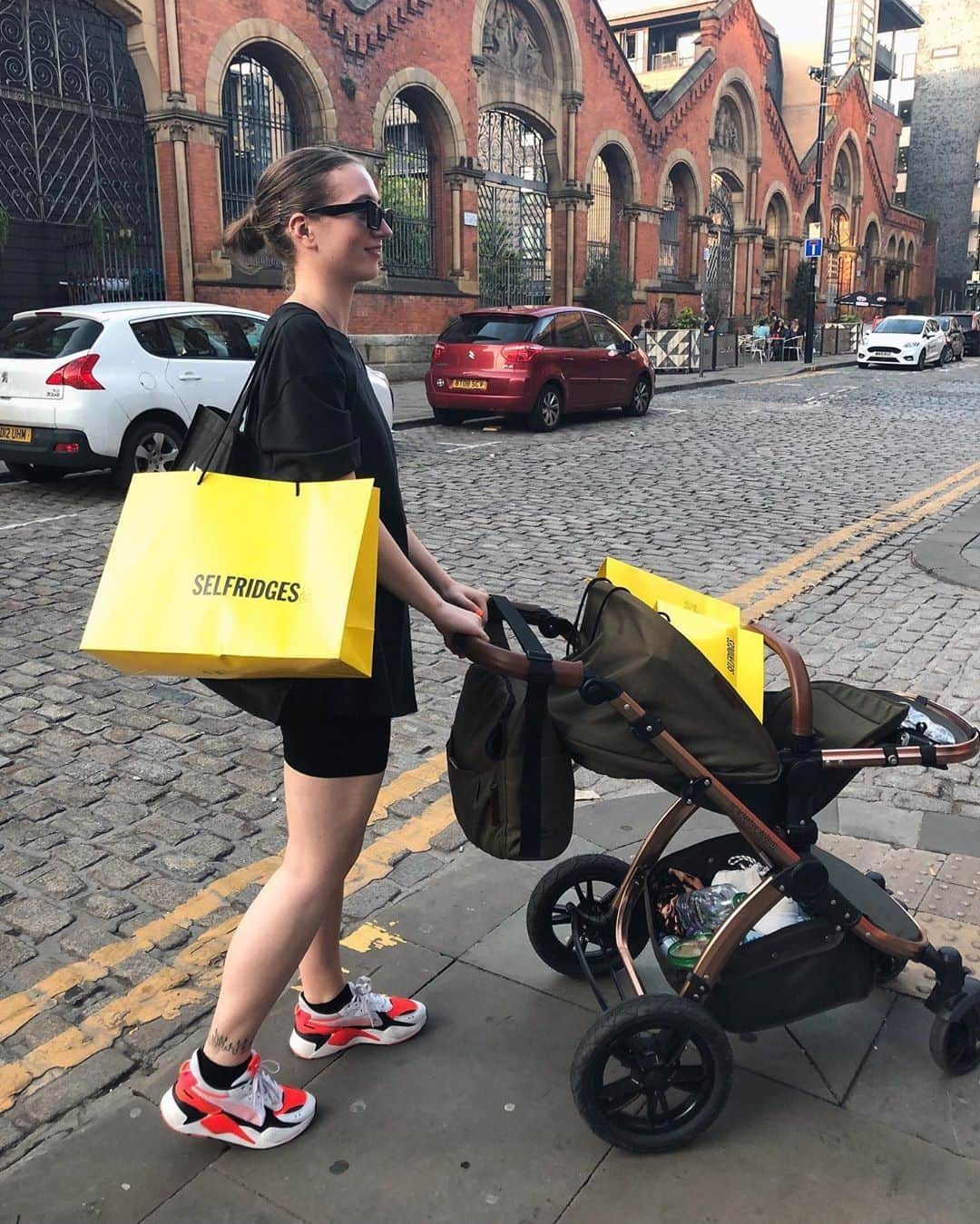 セルフリッジズさんのインスタグラム写真 - (セルフリッジズInstagram)「Proud parent | #Regram from #SelfridgesManchester shopper @jnnfrspncr with her new babies . . . #yellowbag #selfridgesbag #selfridges #manchester #fashion」9月7日 21時00分 - theofficialselfridges