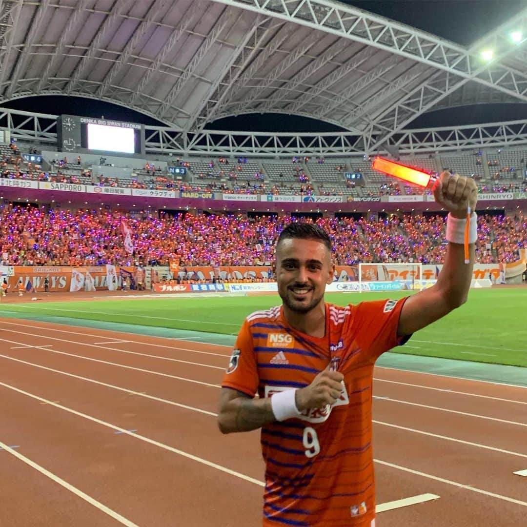 のインスタグラム：「勝ったぁ✌️#レオナルド 選手の2ゴール🥅ダバーン🔥🔥 さ！ #プラネタスワン ですよ〜💡💡💡🌈 #albirex」