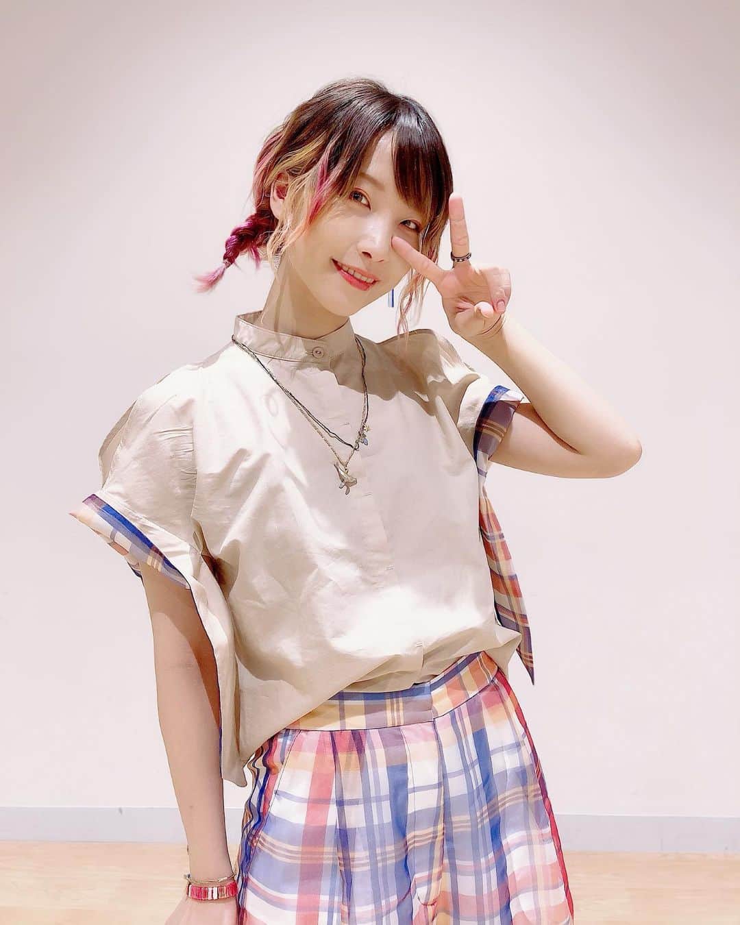 朝日奈丸佳さんのインスタグラム写真 - (朝日奈丸佳Instagram)「#ぼくたちは勉強ができない  パッケージイベント、ありがとうございました！ 本日の衣装はお気に入りのセットアップ。鮮やかだけどベージュで落ち着いた雰囲気もあって、この季節とあすみにピッタリかなぁって！ 髪型はあすみが最近してる三つ編みのひとつむすび。似合うかな？  髪色がユニークだからか、メイクさんもセットするのが楽しいってよく言ってくれます。そういう風に楽しんで貰えるのも私は嬉しいな～。 もちろん、みなさまに変化を楽しんで頂けるのも嬉しいよっ  #marucode」9月7日 21時01分 - madoka_maru_hina