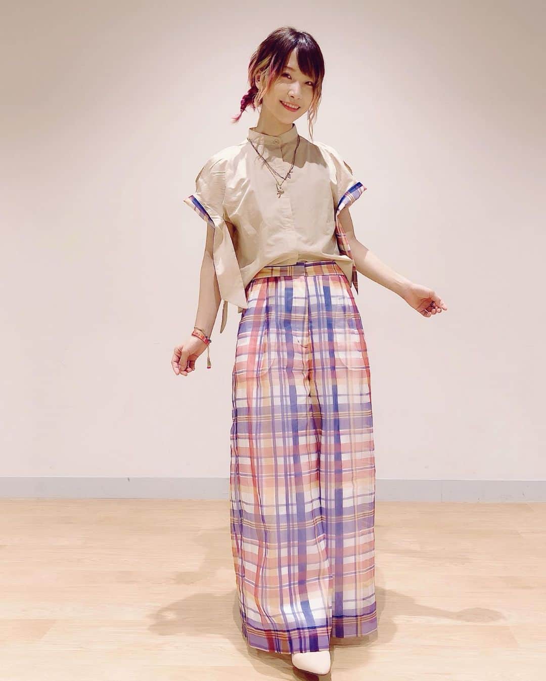 朝日奈丸佳さんのインスタグラム写真 - (朝日奈丸佳Instagram)「#ぼくたちは勉強ができない  パッケージイベント、ありがとうございました！ 本日の衣装はお気に入りのセットアップ。鮮やかだけどベージュで落ち着いた雰囲気もあって、この季節とあすみにピッタリかなぁって！ 髪型はあすみが最近してる三つ編みのひとつむすび。似合うかな？  髪色がユニークだからか、メイクさんもセットするのが楽しいってよく言ってくれます。そういう風に楽しんで貰えるのも私は嬉しいな～。 もちろん、みなさまに変化を楽しんで頂けるのも嬉しいよっ  #marucode」9月7日 21時01分 - madoka_maru_hina