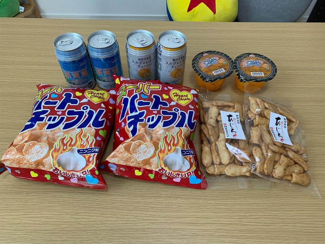 かこさんのインスタグラム写真 - (かこInstagram)「甘くて美味しいお酒🌟エアリアルにドラゴンポテト🐲気になっとったハートチップル！美味しい三ヶ日みかんのお酒☺️焼きそば🍳ハムグッズ〜🥺💓ハムのマトリョーシカ🐷チデのぬいぐるみも😭💕 お酒のおつまみにと☺️✨大好きな恐竜グッズ🦖🦖掃除が捗る💪名古屋のお土産❤️猫可愛い〜🥰お友達が誕生日にって帽子くれた😭💕これ付けて絶対インパする😭💕チデのピンバッジ🐿🌟可愛すぎる〜😭💕 生放送でピザーラさんのピザを食べたのを見てくださっとったみたいでお礼のお手紙が😭✨PIZZA-LAのピザ美味しいから皆様是非食べてね🍕(微力な宣伝) #贈り物 #ディズニー #ハム #チデ #PIZZA-LA #ピザーラ」9月7日 15時35分 - harapeko__kako