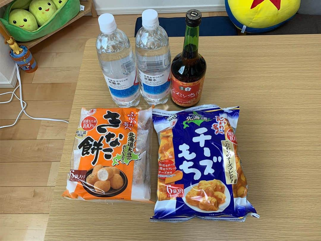 かこさんのインスタグラム写真 - (かこInstagram)「甘くて美味しいお酒🌟エアリアルにドラゴンポテト🐲気になっとったハートチップル！美味しい三ヶ日みかんのお酒☺️焼きそば🍳ハムグッズ〜🥺💓ハムのマトリョーシカ🐷チデのぬいぐるみも😭💕 お酒のおつまみにと☺️✨大好きな恐竜グッズ🦖🦖掃除が捗る💪名古屋のお土産❤️猫可愛い〜🥰お友達が誕生日にって帽子くれた😭💕これ付けて絶対インパする😭💕チデのピンバッジ🐿🌟可愛すぎる〜😭💕 生放送でピザーラさんのピザを食べたのを見てくださっとったみたいでお礼のお手紙が😭✨PIZZA-LAのピザ美味しいから皆様是非食べてね🍕(微力な宣伝) #贈り物 #ディズニー #ハム #チデ #PIZZA-LA #ピザーラ」9月7日 15時35分 - harapeko__kako