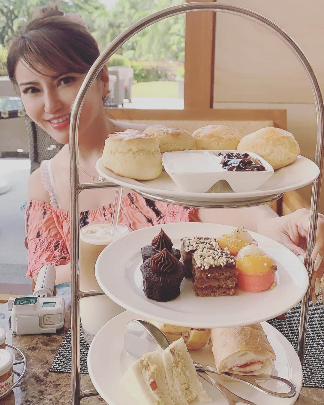 selfieneのインスタグラム：「#旅の楽しみの１つ は﻿ #食事﻿ ﻿ 楽しいおしゃべりしながらの食事は最高❣️﻿ って言いたい所だけど、﻿ ﻿ #おひとりさま 率高しw﻿ ﻿ #旅友募集中 💕﻿ ﻿ #アフタヌーンティー ﻿ 2人分からって…w﻿ ﻿ ﻿ ⭐️人生をシフトしたい人は﻿ 私の作ったコミュニティへどうぞ(^^)﻿ ﻿ 特に若い人歓迎します！﻿ まだまだ先は長いからね⭐️﻿ ↓↓↓﻿ @marigram_uu_」