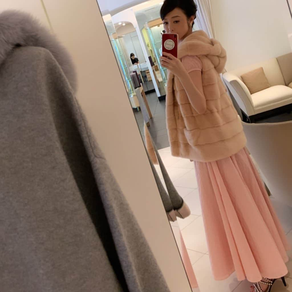 麻生あくらさんのインスタグラム写真 - (麻生あくらInstagram)「Maxi丈👗にファーベスト可愛い💕🌸🌸🌸 #akurarobe#akurarobefur #fur」9月7日 16時09分 - akura_akura