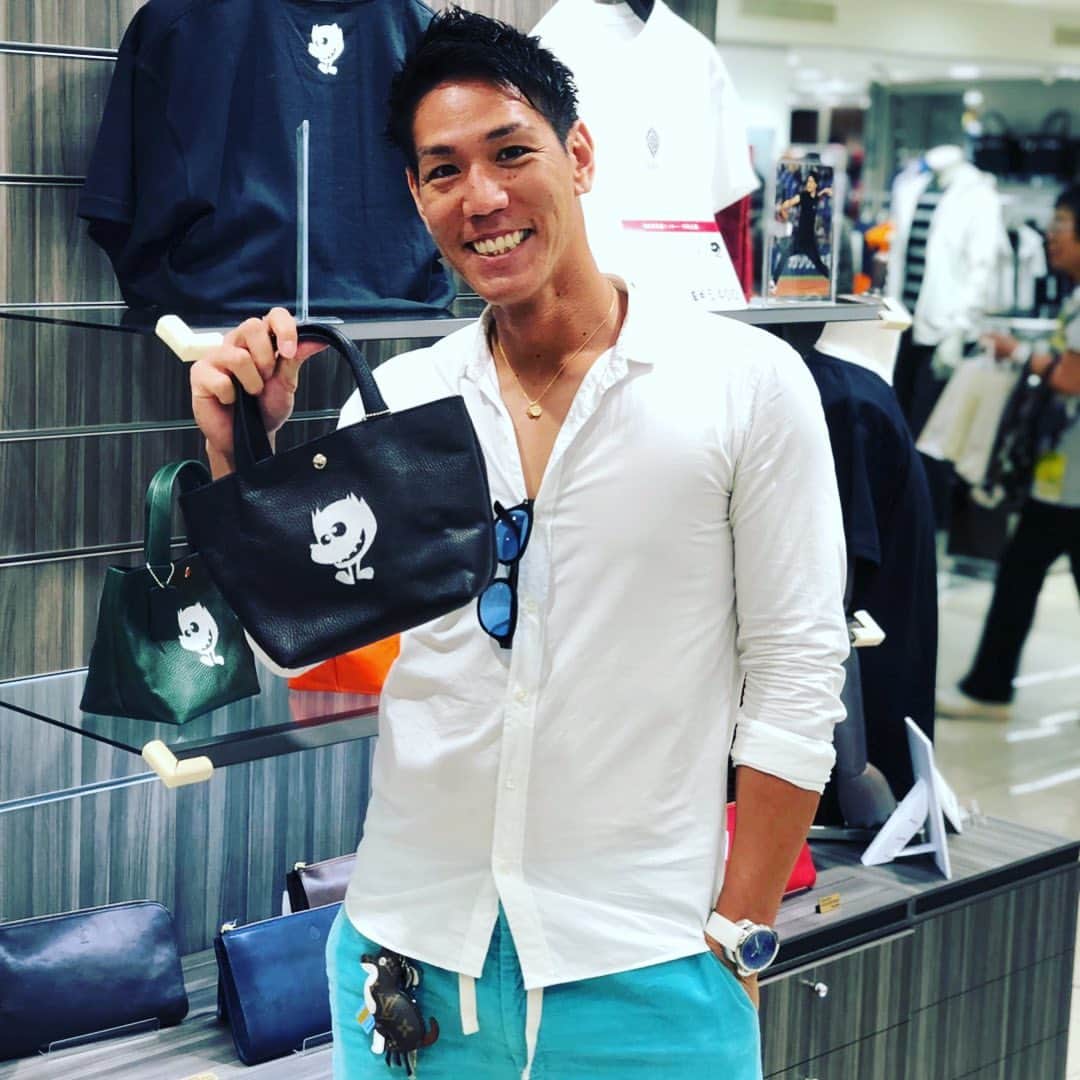 荒波翔さんのインスタグラム写真 - (荒波翔Instagram)「高島屋でゾノさんのお店の限定バッグを購入しにアポなしで行ってきました（笑） 残りも少なく間に合ってよかった😌 いつもと違う働くゾノ様を見れました😆仕事だから当たり前ですがw  始球式も意外と緊張したみたいです！ これから荷物少ない時はこのバックで決まり〜👍 .  #siloku  #下園辰哉 さん #高島屋  #バック  #横浜」9月7日 16時11分 - shoshoshonosho.4