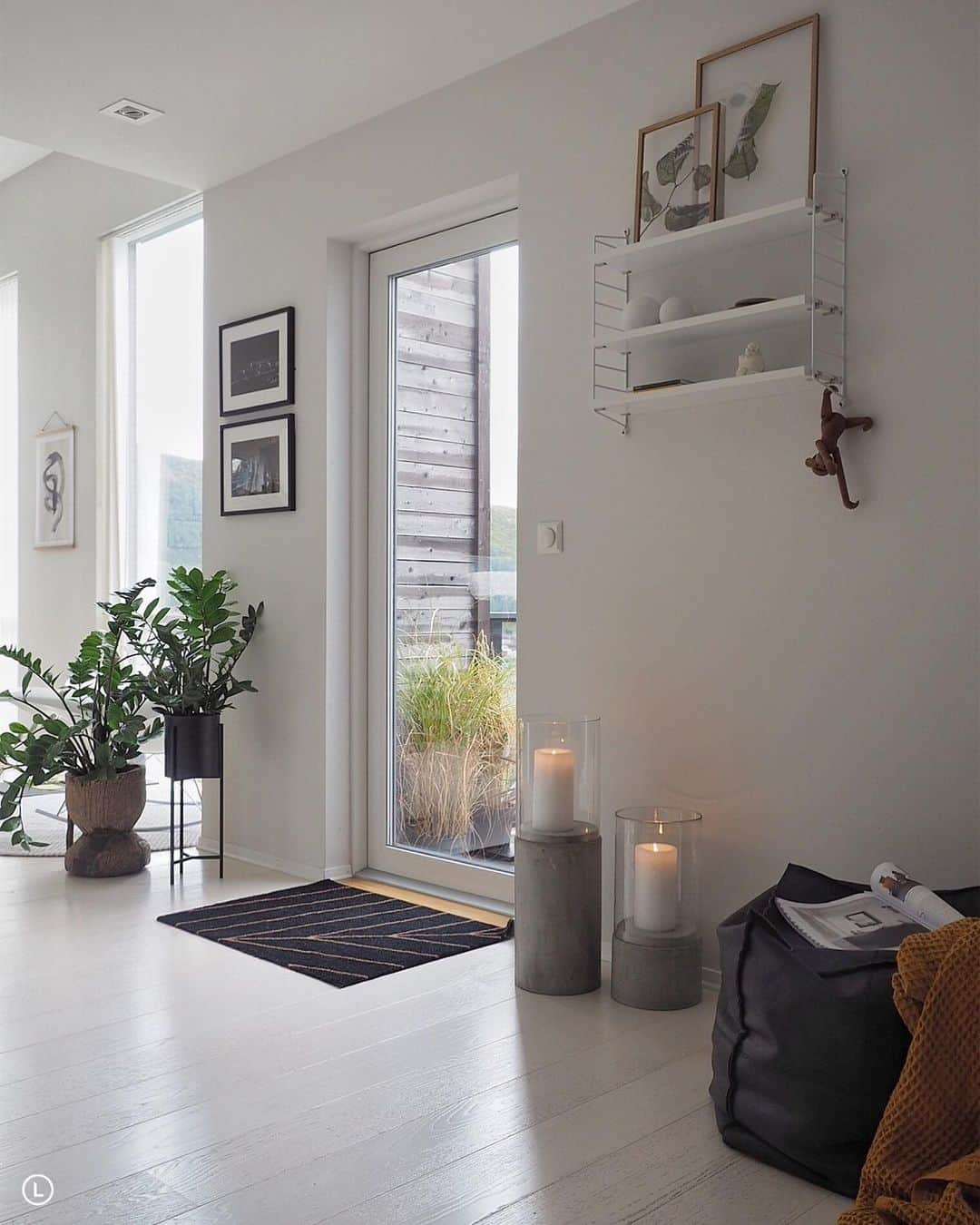 のインスタグラム：「annonse| Morn morn 🌿 Helg, og vi starter rolig med en kaffe på sengen på @amerikalinjen ☕️ for et fantastisk hotell altså!! Gleder meg masse til @designerssaturday_oslo og masse ny inspirasjon 🙌🏼 Følg med på story om du også vil ha med deg litt av de flotte showrommene vi skal innom idag! . Skinnpuffen fra @muubs er en stor favoritt hos oss, både den oh pleddet finner du hos @multitrend . Og den høstlige dørmatta er fra @heymat.no 🍂 Har du noen kjekke olaner for helgen? Klem fra Inger-Lise 🌿」