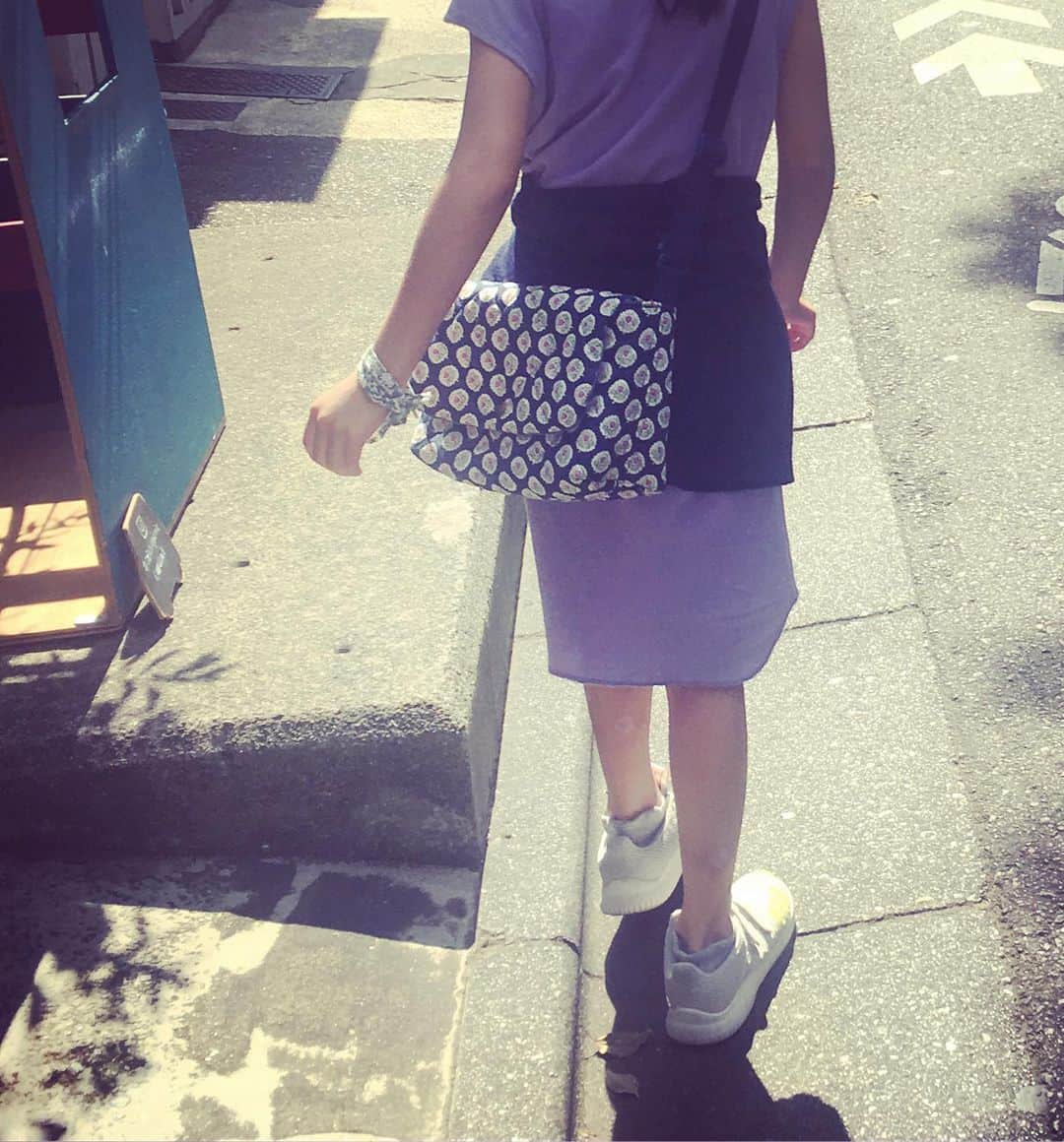 川江美奈子さんのインスタグラム写真 - (川江美奈子Instagram)「8歳になった長女がリクエストしたプレゼントは、 なぜかラジコンカー💨 しかしこれが走るとなかなか愛おしい。  私は肩掛けかばんをあげたいなぁと思ったんだけどコレっていうのが見つからなくて、ソレイアードのキルトで前の晩に急いで製作。お裁縫はいつまでも得意じゃないけど、実に楽しい。 親友からは、これまたフランス生地の手作りブレスレットをもらって、ニコニコ☺︎ #ラジコンカー #soleiado」9月7日 16時26分 - minakokawae