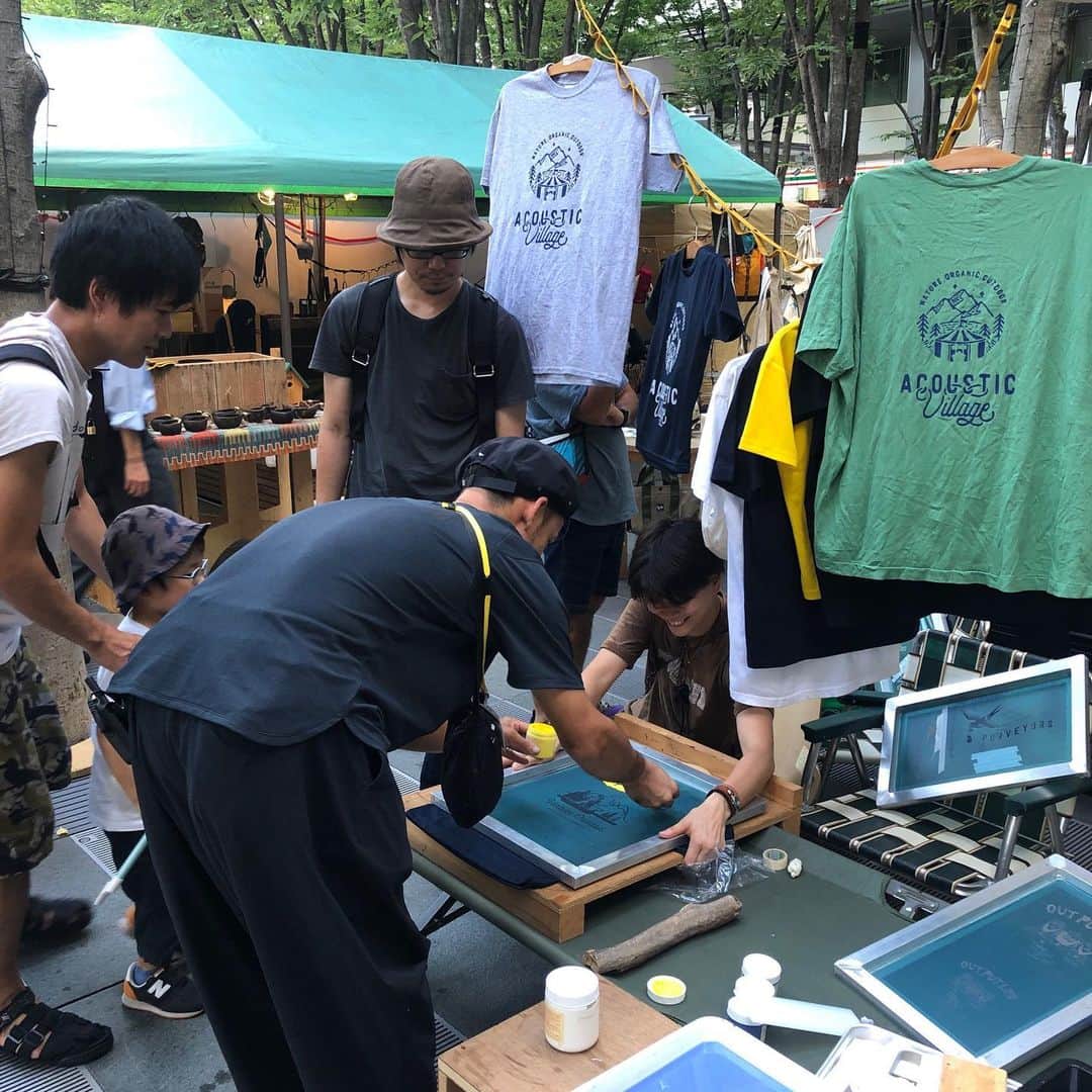 のインスタグラム：「. Acoustic Village 開催中です!!! いろんなマーケットあり、Liveありのまったりとした素敵なイベントです🌿✨ . そしてなんとお向かいのPurveyorsさんのブースではOUTPUT LIFEのシルクスクリーンもやっています!!! chi-beeさんデザインのものもあります!!!! . Only Oneのソファやコットを作ってみるなんていかがですか？☺️ . 本日21時までやっておりますので今からでも間に合いますよ〜！ ぜひぜひお待ちしております✨ . #acousticvillage  #アコースティックヴィレッジ #さいたま新都心  #outputlife  #アウトプットライフ  #purveyors  #chibee  #シルクスクリーン  #オンリーワン #明日は中止となりました... #ぜひ！ #今日きてね！ #お待ちしてます☺️」