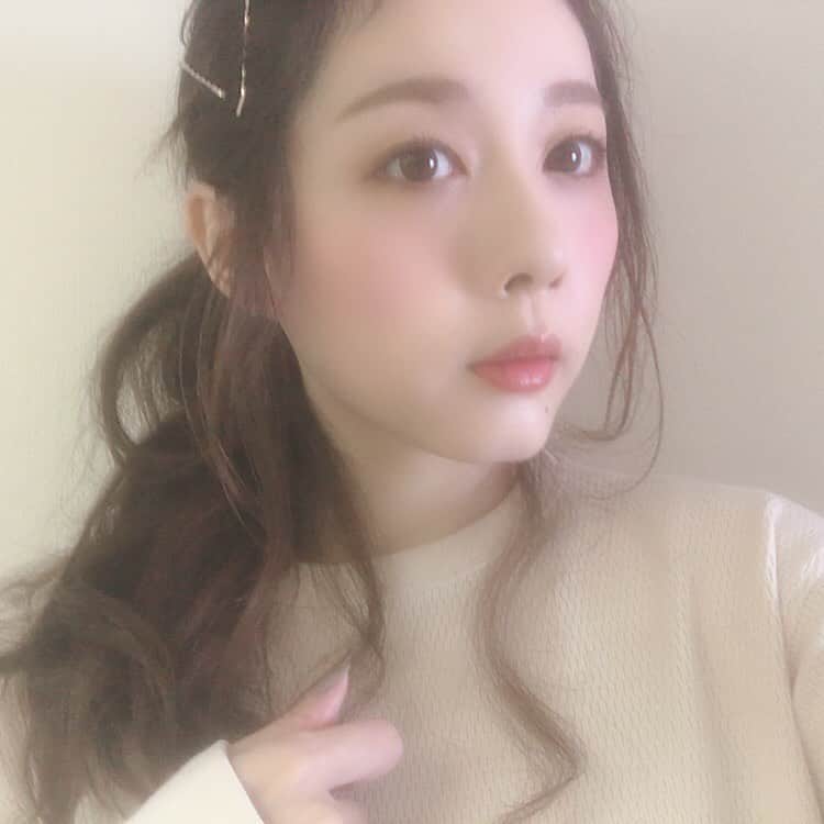 のインスタグラム：「＊ ＊ 激呑みNightありがとうございました🍴💕 ＊ 先日イセタンミラーのカウンターでおねいさんに教えてもらったメイクをやってみたら、 びっくりするほど崩れ知らずで感動✨ ＊ 気になってた目元の乾燥、 眼窩（顔の骨がないとこ）にはファンデじゃなく下地＋コンシーラーにして、 おねいさんオススメの保湿力が高くコントロールカラーにもなる日焼け止め下地を使ったら、 なんと12時間も乾燥崩れをしなかったよ！🤣🤣 ＊ はっぴーーーー💖💖💖 ＊ 下地 #lancome  クッションファンデ #yslbeauty  コンシーラー  #ボビイブラウン  アイシャドウ #excel  チーク #narscosmetics ＊ ＊ ＊ #メイク #乾燥肌 #コスメマニア #コスメ大好き #ランコム #イブサンローラン  #ナーズ #ベースメイク #女優 #ヘアメイク #イセタンミラー #デパコス #ブルベ夏 #japanesegirl #jfashion #makeup #cosmetics #japaneseactress #hairarrange #hairstyle」