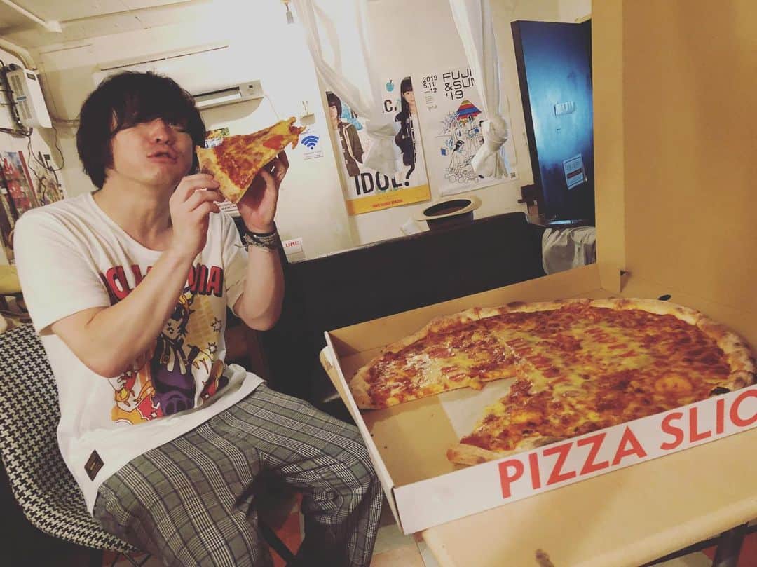 吉澤響のインスタグラム：「今日9/7は月見ル君想フでセカイイチのデイタイムワンマン『真昼の月』でした。 朝からアンコールまでトラブル発生してましたが、とても楽しかったー！ ハルの誕生日もお祝いできたし、いい1日でした！ 来てくれたみなさん、どうもありがとうー！」