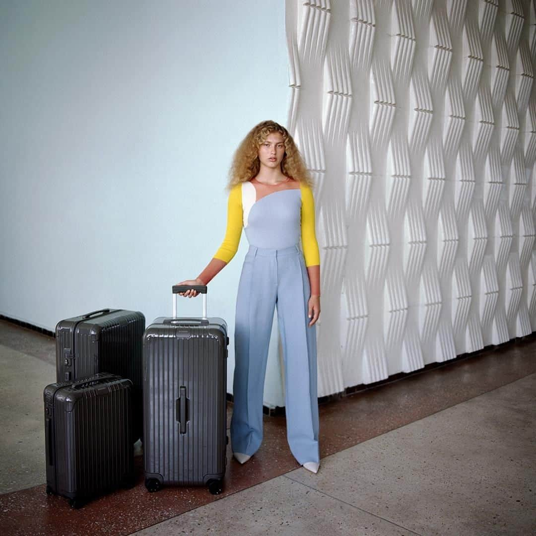 リモワさんのインスタグラム写真 - (リモワInstagram)「From tarmac to train tracks, discover your own story through the places you explore.⁣ ⁣⁣ ⁣#RIMOWA #RIMOWAcolours #RIMOWAessential」9月7日 17時00分 - rimowa