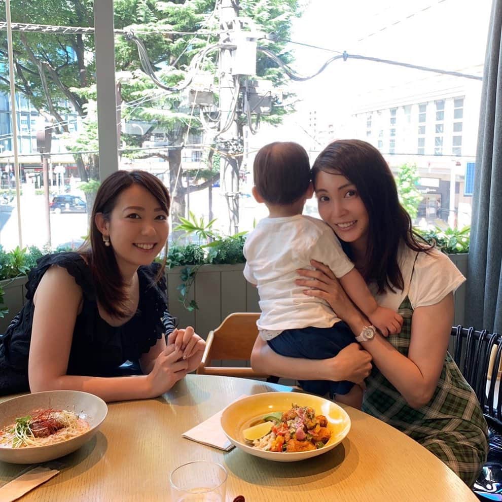 須黒清華のインスタグラム：「久しぶりに押切もえちゃんとランチ💕 ママになっても変わらず美しくて、忙しい中でも、自分らしい生き方を追求して学び続けているもえちゃん✨ そんな生き方にいつも刺激をもらってる、憧れの存在です😊 . もえちゃんも出演している今日のアド街は「千葉 印西」 住みよい街ランキング関東2位のこの街、一体どんなところなんでしょうか⁇🍀 今夜もご覧くださいねっ😊 #アド街ック天国 #アド街 #千葉印西 #印西 #住みよさランキング #押切もえ ちゃん #ランチ」