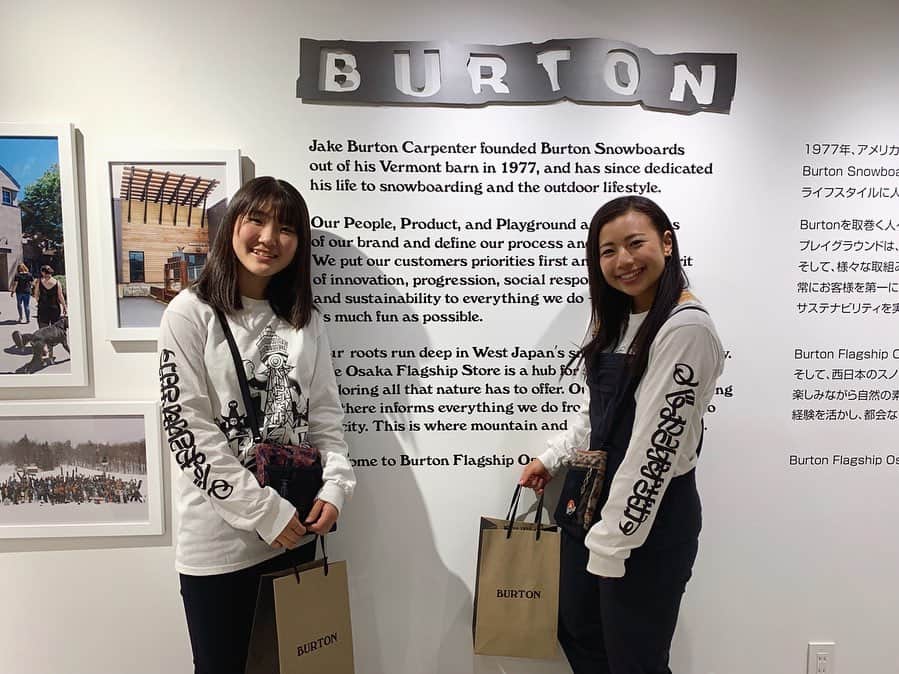 今井胡桃のインスタグラム：「Burton Flagship Osaka本日オープンです✨ 記念Tシャツかわいいので是非❤️☺️ #burton #burtonjapan #burtonosaka #袖に何て書いてあるでしょうか」