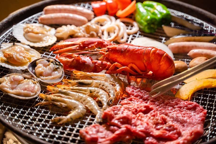 のインスタグラム：「「名古屋で1番海に近いBBQ！」 溶けるような暑さも少しづつ落ち着いて、特に夜は過ごしやすくなってきましたね🌃🌝 . 野外で楽しむBBQは過ごしやすくなるここからが本番！？🤔 . 名古屋港駅を出てすぐにある、名古屋で一番海に近いBBQ、ハーバーガーデンさんです🌊🍖🔥 . 海の目の前なので広い空間で、しかも空も抜けているので名古屋ですがとても開放感がありますよ💯💯 . スタンダードなBBQセットから海鮮付きのセットまで、ドリンクも豊富！ オマールを付けると映えていい感じ🤳🦐✨ . さらにさらに！17時以降の来店で花火をプレゼントされています🎆🧨 手持ち花火、久しぶりにやると楽しいですよ？😎 . 編集部でお邪魔させていただきましたが、やっぱり！外でやるBBQは最高だと改めて思いました😂🙌 . 今年のハーバーガーデンさんは10月末まで営業されています🙆‍♂️ . #PR #ハーバーガーデン #ナゴレコ」