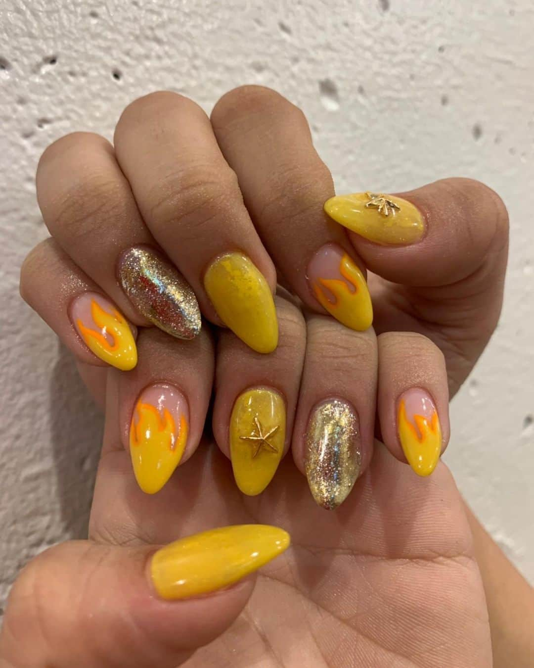 君島かれんさんのインスタグラム写真 - (君島かれんInstagram)「夏が名残惜しいyellow Nail💛⚡️ 私のインスタを見たで、 ──ご新規様ᴍᴇɴᴜ ──﻿ ☑︎シンプルジェル￥5500﻿﻿〜 ☑︎ハンドジェルやり放題￥9500﻿﻿ ☑︎フットジェルやり放題￥9500﻿﻿ ☑︎スカルプやり放題￥15000﻿﻿ ﻿﻿ ✦ご新規様のみ利用可 ✦オフ無料コーティング込み ✦有料パーツ、有料アートはやり放題に含まれていないので、別途かかります。 ✦その他メニューもあるのでお気軽にお問い合わせ下さい。  私の担当yu-koのインスタ (@YUUUUUUUKO1224) 😊Eyelash&Nail Salon Lapis 渋谷店😊 お問い合わせ、ご予約はコチラ💁‍♀️ 【電話】 ☎️0354895550 【住所】 〒150-0042 東京都渋谷区宇田川町34-6 M&Ｉビル  B1F」9月7日 17時02分 - dancer_karen.k