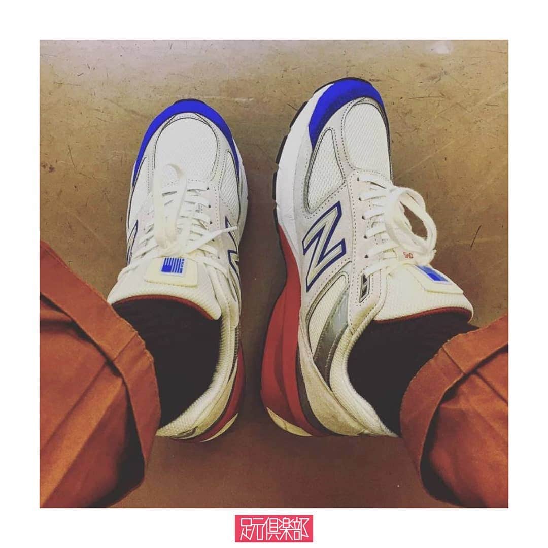 のインスタグラム：「「New Balance」の最新モデル[m990v5]にUSAらしさ満載の星条旗カラーを配色。機能性を追求しながらも、馴染みのあるカラーリングによりカジュアルダウンさせた逸足。 . (@hirokin09 ）さんの足元倶楽部 . ブランド : New Balance モデル: M990v5 NB5 . ▼今すぐフォローして最新情報をチェックしよう！ 【NEW BALANCE 公式アカウント】 ⇒#@new_balance_japan . #newbalance #M990 #M990V5 #M990NB5 #足元倶楽部 #足元くら部 #スニーカー #靴 #スナップ #운동화#newkicks#sneakerheads#sneakerfreak#sneakercon#sneakerfreaker #ストリート #今日のファッション #ファッションコーデ #セレクトショップ #今日の服#シンプルコーデ #ストリートファッション #デニム#オシャレ #mensclothing#coordinate」