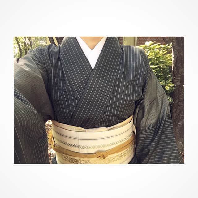 ecruのインスタグラム：「2019/09/07 (sat) 毎日のように和装で過ごしていたのに全然写真を撮っていなかったので、久しぶりの着物picです。 ・ 今日は、遠くからお越しいただいた方のプライベートレッスンでしたが、単衣の着物を着たら暑くて…。 30度を超えるような気温では、何を着ても暑いですけどね💦 毎日着物で過ごしたいと思いつつ、なかなか涼しくならないので、秋が待ち遠しいです🍁 ・ #gon_kimono #kimono #着物 #着物コーデ #着物コーディネート #着付教室 #和装 #instagood #着物生活 #大人着物  #着物好き #instadaily  #happy #thankyou #プライベートレッスン #単衣 #紬 #博多織」