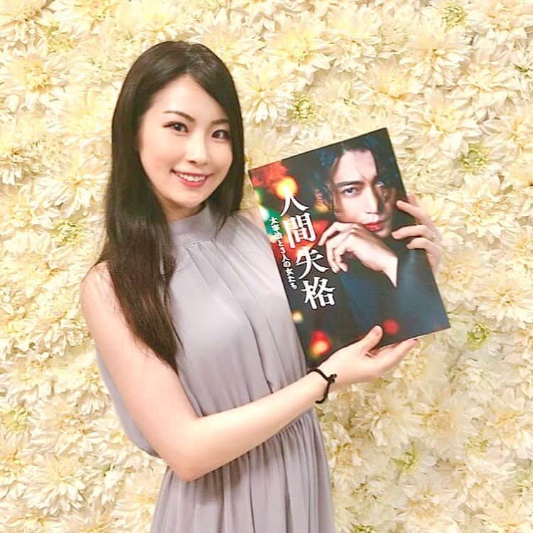 のインスタグラム：「世界で活躍する写真家であり映画監督の蜷川実花が、構想に７年を費やした  最新映画『人間失格』を一足早く鑑賞してきました🥳  試写室は至る所に小栗旬～人間失格のポスターがいっぱい🥺💓華やかな内装で、インスタ映えだったぁ🥳 『人間失格』の内容を簡単に❤ 天才作家・太宰治のスキャンダラスな恋と人生を大胆に映画化‼️ 主人公の太宰治を演じるは、小栗旬さん❤  究極のダメ男でモテ男、才気と色気にあふれた最高にセクシーでチャーミングな太宰治～すごく良かったよ😍  劇中に登場する3人の女性のうち、私が最も共感したのは太宰治のお嫁さんだなぁ～あんな旦那さん想いの奥さんに拍手を送りたくなった👏  9/13(金)より全国で公開されるからぜひみんな見に行ってみてね😍  @nsmovie2019  #PR  #映画人間失格  #映画鑑賞  #太宰治 #映画感想 #映画メモ #映画ノート #ヤバすぎる恋で人間失格 #蜷川実花 #小栗旬 #宮沢りえ #沢尻エリカ #二階堂ふみ」