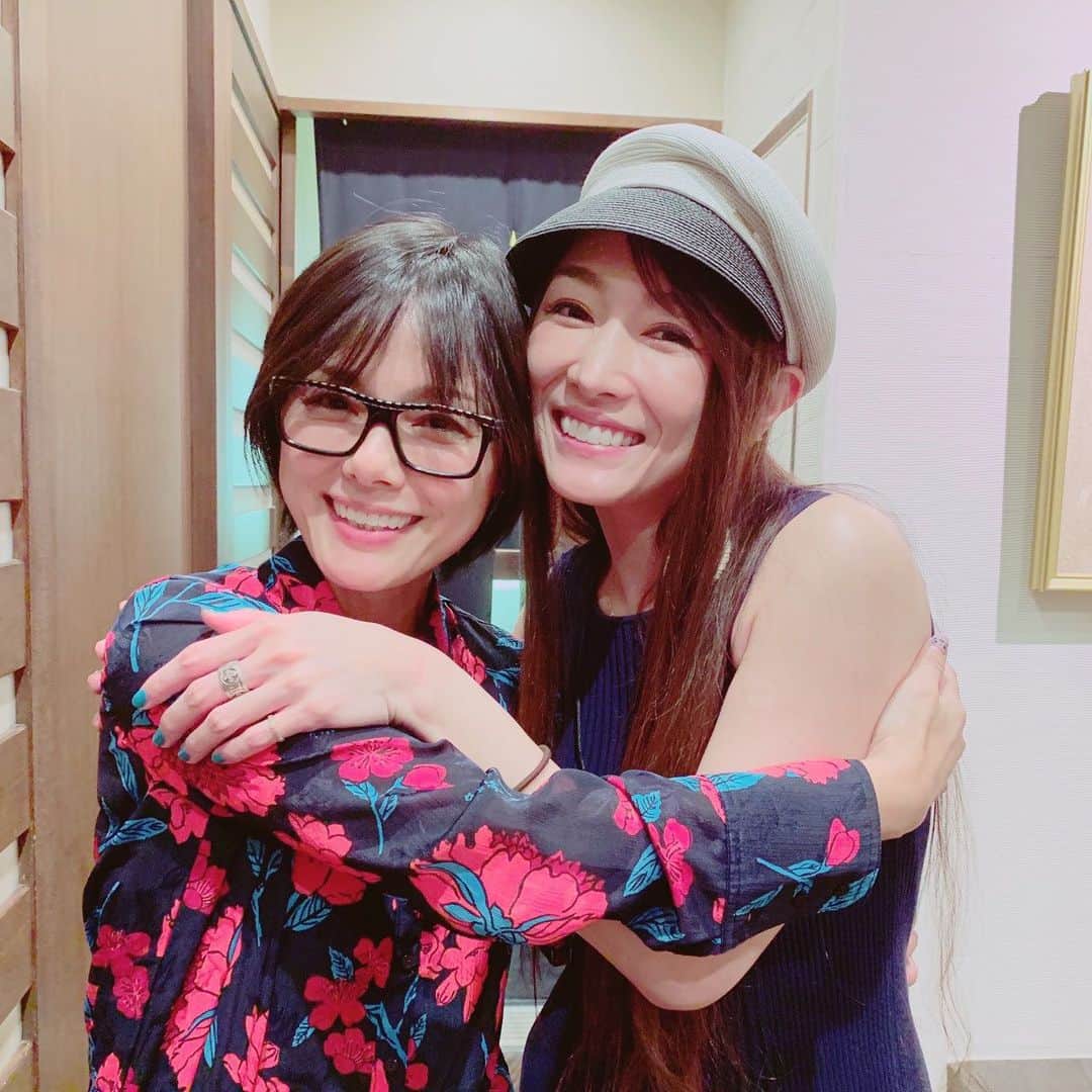 のインスタグラム：「#相川七瀬 さん🥺💕 こないだの打ち合わせで久々の再会🥺💕 . 以前、同じドラマに出た時、杏が大好きすぎて打ち上げでお声かけさせてもらいライブ行かせてもらったり、仲良くしてもらってたんだけど 最近はずっと会えてなくて。。。 . もー本当大好き🥺💕 再会できて幸せーーー❤️✨ . This is #NanaseAikawa I could meet her again when a business meeting  Long time ago, I am her fan,so I tried to talk her when we were acting same TV drama And then I become friends with her But I couldn’t see her recently . I really like her I’m soooo happy to meet her again . @nanasecat  #大好きな人 #singer  #杏さゆり #SayuriAnzu」