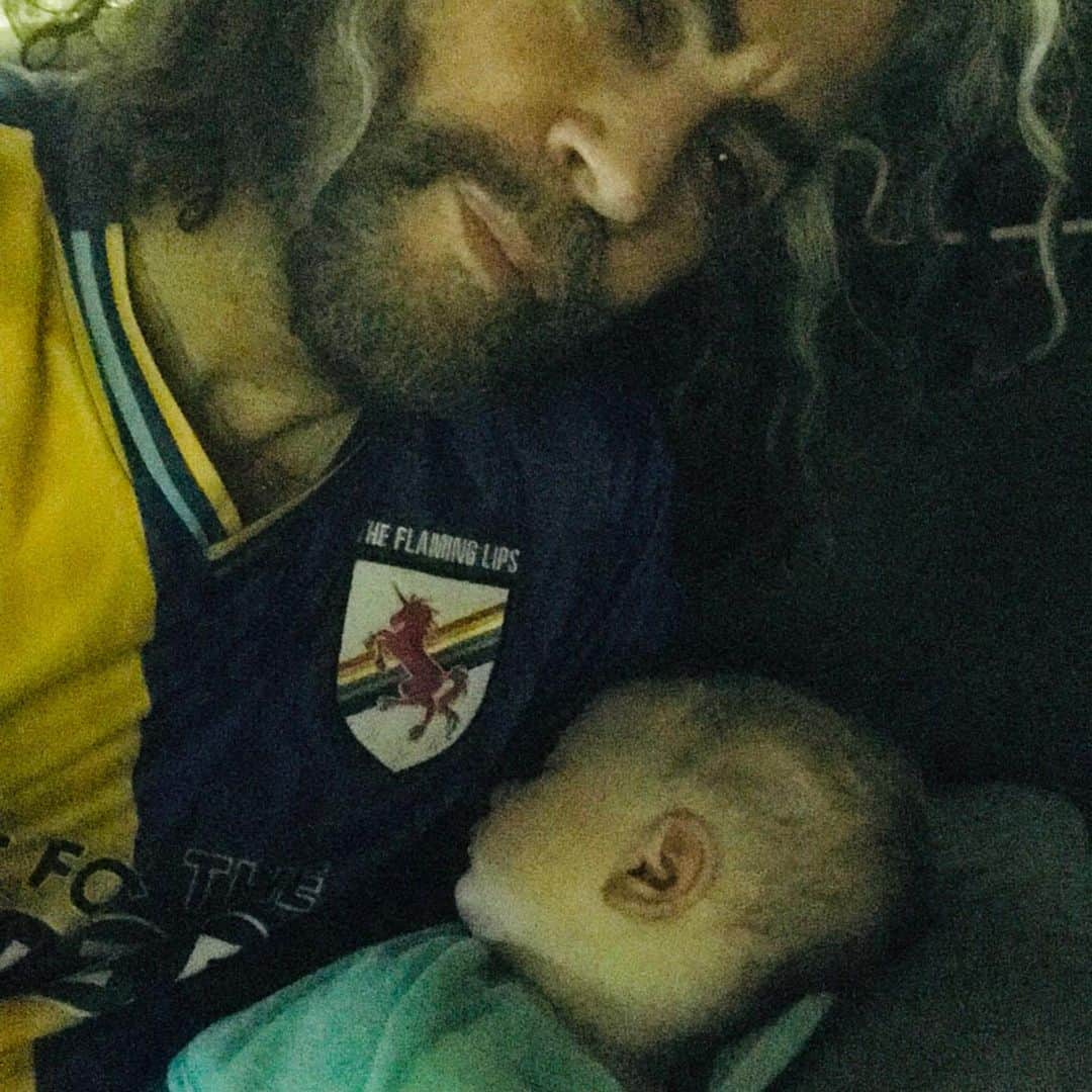 ウェイン・コインさんのインスタグラム写真 - (ウェイン・コインInstagram)「Early morning feeding baby Bloom ❤️❤️❤️❤️wearing my @_bands_fc Flaming Lips Race For The Prize Jersey ❤️❤️❤️❤️❤️❤️❤️🙏🙏🙏🙏🙏🙏🙏🙏🙏🙏🙏🙏🙏🙏」9月7日 17時16分 - waynecoyne5