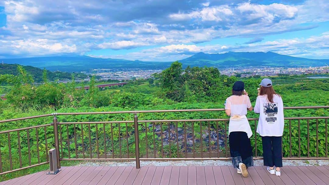 鈴木まりやさんのインスタグラム写真 - (鈴木まりやInstagram)「静岡のSAでソフトクリーム🍦 富士山は雲に隠れてたので🗻 . . . #静岡県 #山上綾加 #paなのsaなのどっち #ソフトクリーム部」9月7日 17時17分 - mariyannu_official