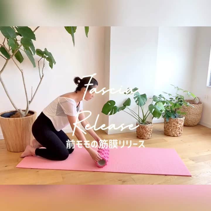 持永真実のインスタグラム：「.﻿ 前モモの筋膜リリース﻿🦵 ﻿ フォームローラーを使いました🔆﻿ 楽天で1400円で購入！安 楽天ROOMに載せてるよん ﻿ だんだん慣れてきたけど﻿ はじめはめっちゃ痛かった😂😂﻿ ﻿ ヒーヒー言いながらやってた🥵﻿ ﻿ アザ出来やすい人は気をつけてね🥺﻿ ﻿ このローラーの凹凸が痛すぎるので﻿ もう少し凹凸がフラットなローラーも買い足しました😌﻿ ﻿ 太もも気になるので毎日コロコロやってます🦵﻿ ﻿ ちょっと痛いけど、、﻿ 本当にスッキリするからみんなもやってみよ〜🤗」