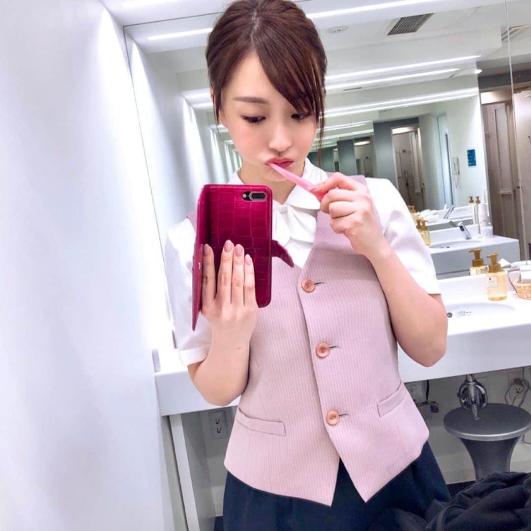 のインスタグラム：「I started office work🧐lol Actually........ This is the outfit for drama😝😝* * 昨日のドラマ #サ道 ご視聴ありがとうございました😋写真はエンディング後のシーンで着ていた衣装です🙇‍♀️現場のシャワールームでご飯後の歯磨き🤭 来週の9話も少し出演するので是非観てください🥰 #ドラマ25」