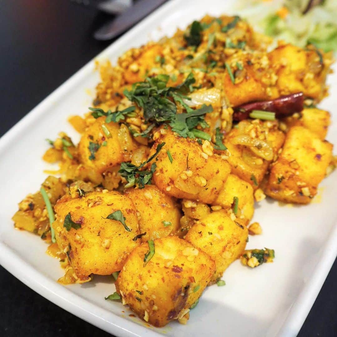 Eat With Steph & Coのインスタグラム：「Paneer Mongolian @cinnamonloungeisleworth I was impressed with the modern Indian cuisine at Cinnamon Lounge and it was very reasonably priced! Somewhere to go if you want to venture out of central London 🧀🤤 the naan were also very fresh - an absolute must. 📷: @mchan4b #indian #indianfood」