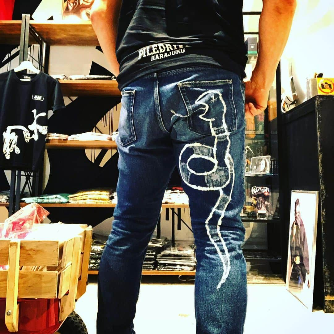 鈴木みのるさんのインスタグラム写真 - (鈴木みのるInstagram)「snake paint  #piledriver_harajuku  新作デニム自分用にヘビ描いた。なぜヘビ？というなかれ。なんとなくだ。」9月7日 17時28分 - suzuki.d.minoru