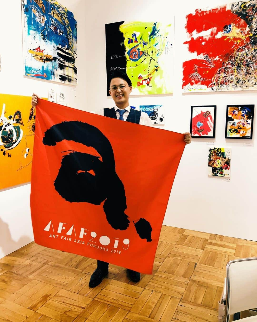 花田優一さんのインスタグラム写真 - (花田優一Instagram)「、﻿ ART FAIR ASIA FUKUOKA 2019 ３日目！﻿ ﻿ ﻿ 福岡最高の町です！！﻿ ﻿ 皆様に絵を見てくださることでパワーいただいてます！﻿ ﻿ まだまだお待ちしておりまーす！！﻿ ﻿ 👍👍👍👍👍👍👍👍👍👍👍👍﻿ ﻿ ART FAIR ASIA FUKUOKA 2019﻿ 福岡三越９階「三越ギャラリー」 ﻿ ﻿ 2019.9.5(木)-2019.9.8(日）﻿ 10:00-20:00(※最終日は18:00閉場） ﻿ ﻿ 花田優一本人は、9.5(木)-9.7(土)会場にてお待ちしております。﻿ ライブペインティングも行います。ご来場お待ちしております。﻿ ﻿ ﻿ #artfairasia2019 #art #yuichihanada﻿ ﻿」9月7日 17時31分 - yuichihanada_official