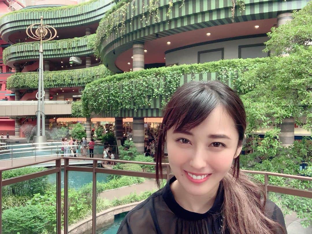 のインスタグラム：「理解できないぐらい楽しかった博多〜💕 鹿児島ルートの九州新幹線は乗ったことなかったので今回乗ってみました☆もう慶應生だから許されると思うけど乗り鉄です！ 3時間で鹿児島-博多間を結ぶ新幹線、早い！！普段聞きなれない面白いアナウンスも聞けて嬉しかったです！！ そしてざわゆといえばとんかつ！とんかつ！とんかつだよね！福岡のとんかつもたべました〜あんずという名前のお店です。グーグル検索するとお店のレビューが出てくるのですが、店が暗いばかり出てきて肝心の味には言及していなかったので大丈夫かな？と思いながら行くとやっぱり中は暗かったです。  ほんとは太宰府天満宮に行きたかったのですが時間の都合上、中洲川端にある櫛田神社 に行きました。  キャナルシティ も行きました☆言うことなしです！  #九州 #福岡 #天神 #中洲 #川端 #櫛田神社 #とんかつ #とんかつあんず #フォローミー #フォローしてね #キャナルシティ #博多」