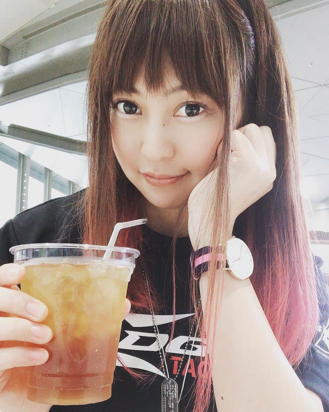 のインスタグラム：「ギフトショー楽しかったな。休憩中のひととき。ダニエルウェリントン (@danielwellington )の時計文字盤大きくてみやすい。  #danielwellington #ダニエルウェリントン #PR」