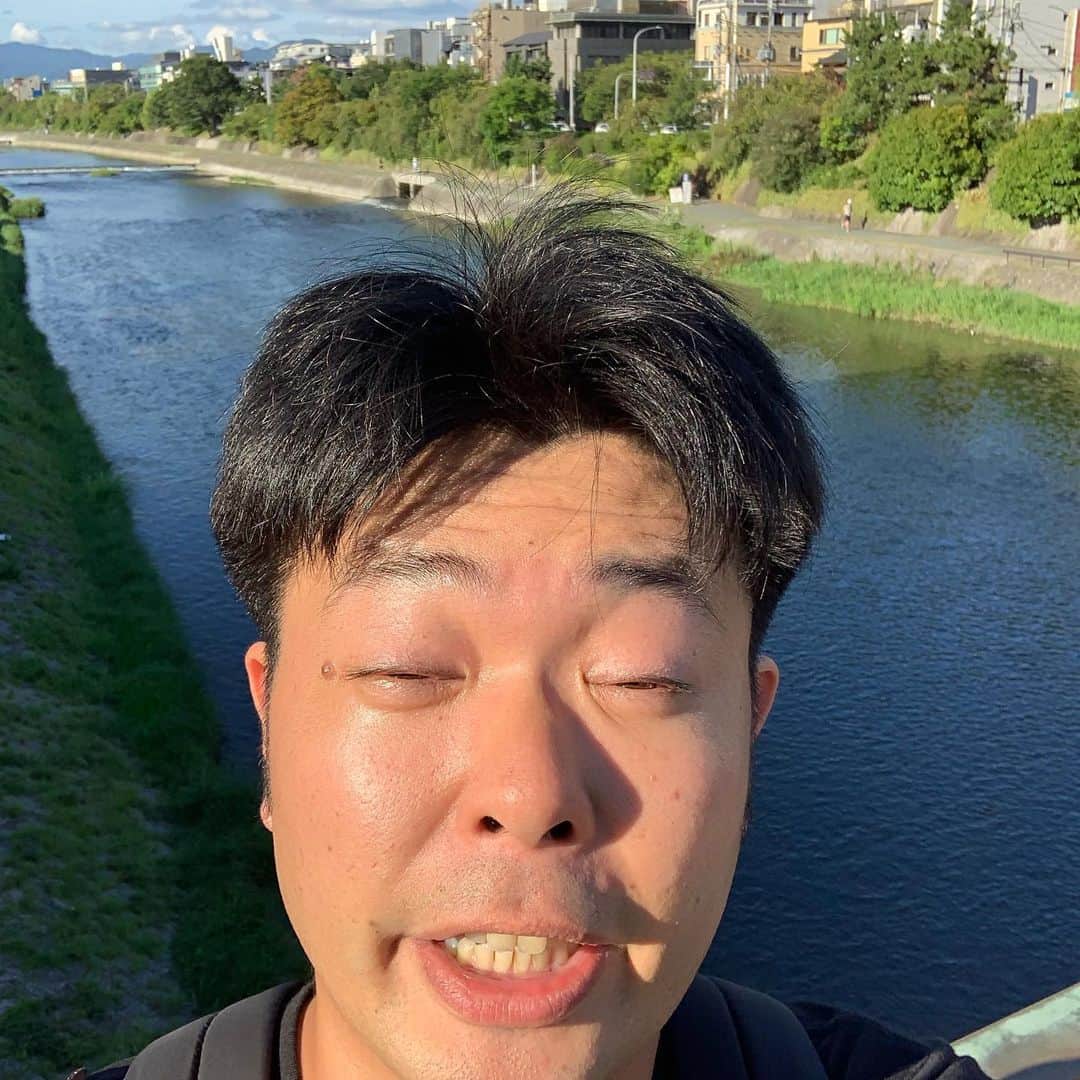 西川晃啓のインスタグラム：「気絶鴨川  地元の床どこの川で気絶  #あるある探検隊#レギュラー#気絶#気絶の日々#ギャグ#京都#祇園#花月#出番#漫才#2回ほぼ#満席#外#真夏#日差し#強し」